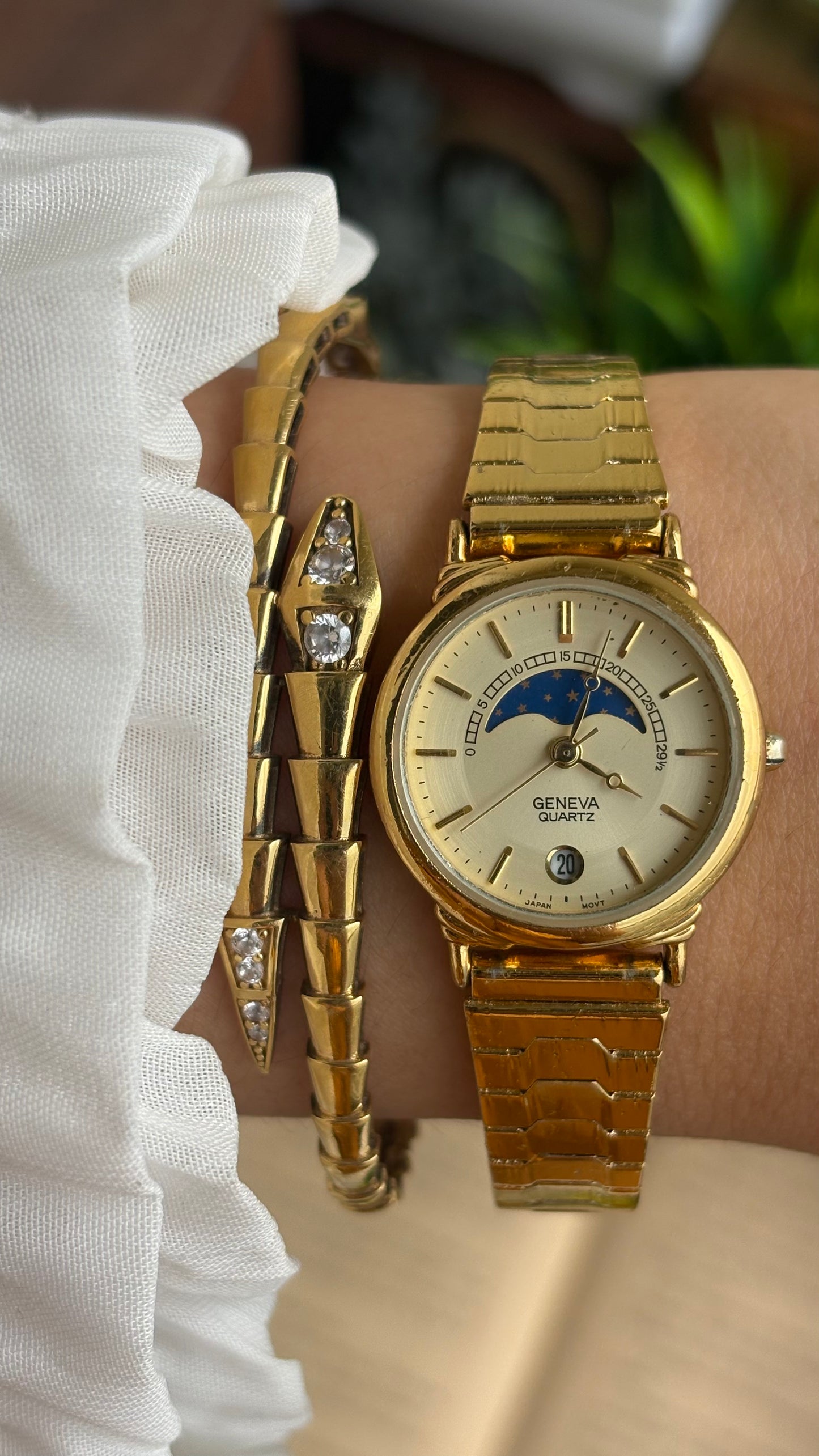 Vintage Geneva Watch in Gold Tone Self-adjust with Date Window