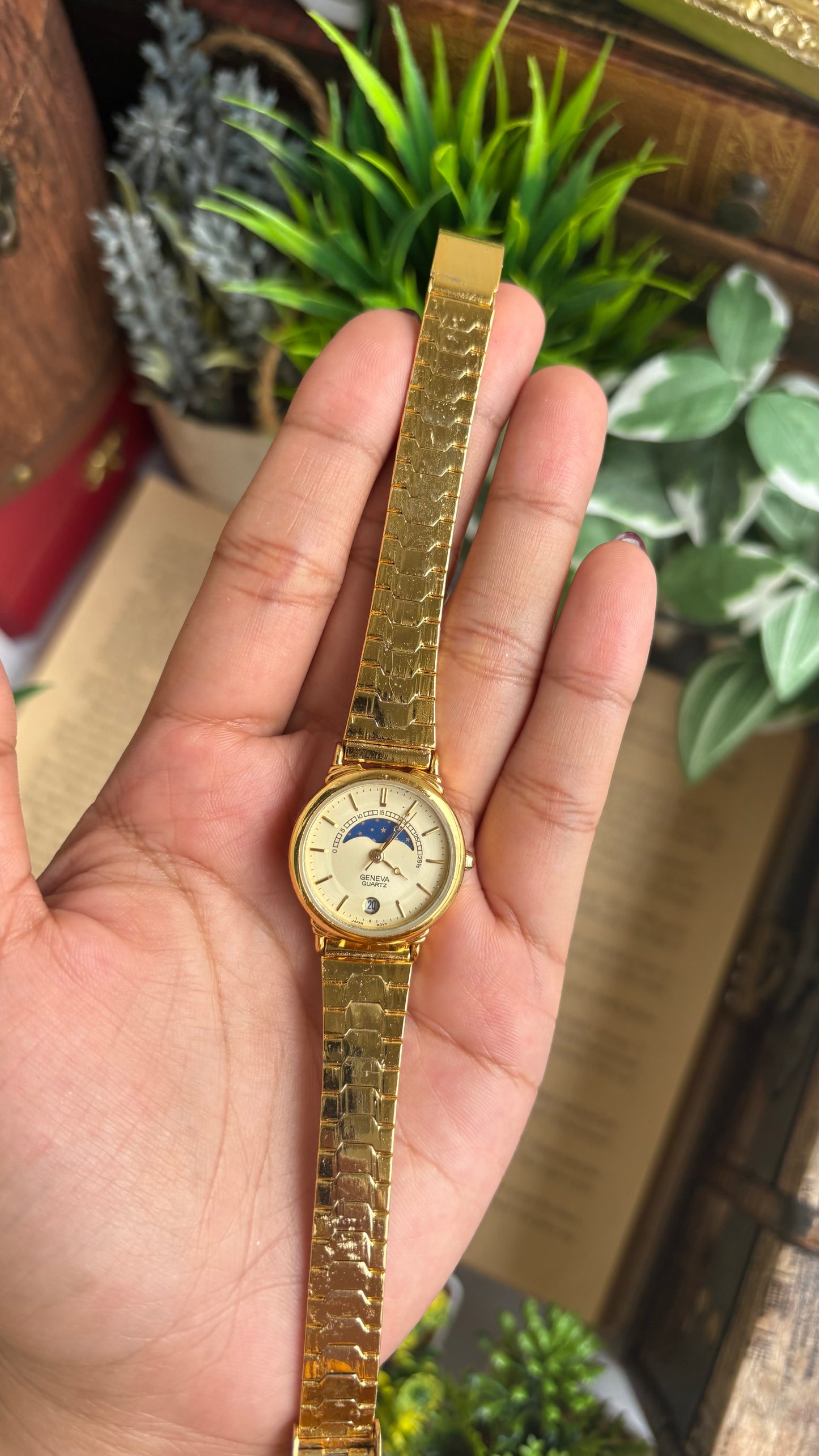 Vintage Geneva Watch in Gold Tone Self-adjust with Date Window