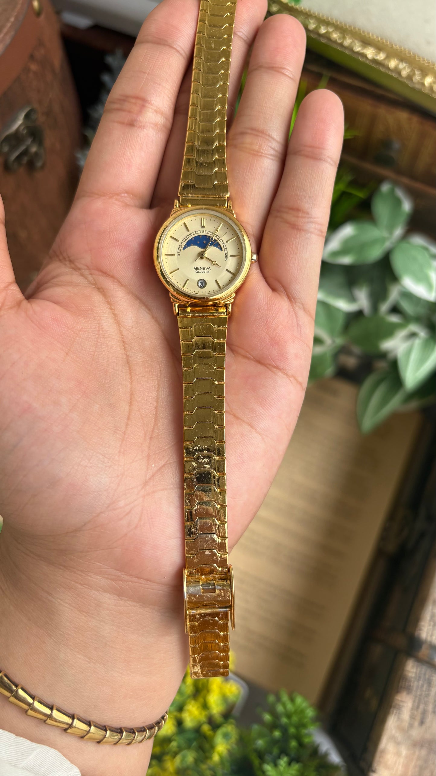 Vintage Geneva Watch in Gold Tone Self-adjust with Date Window