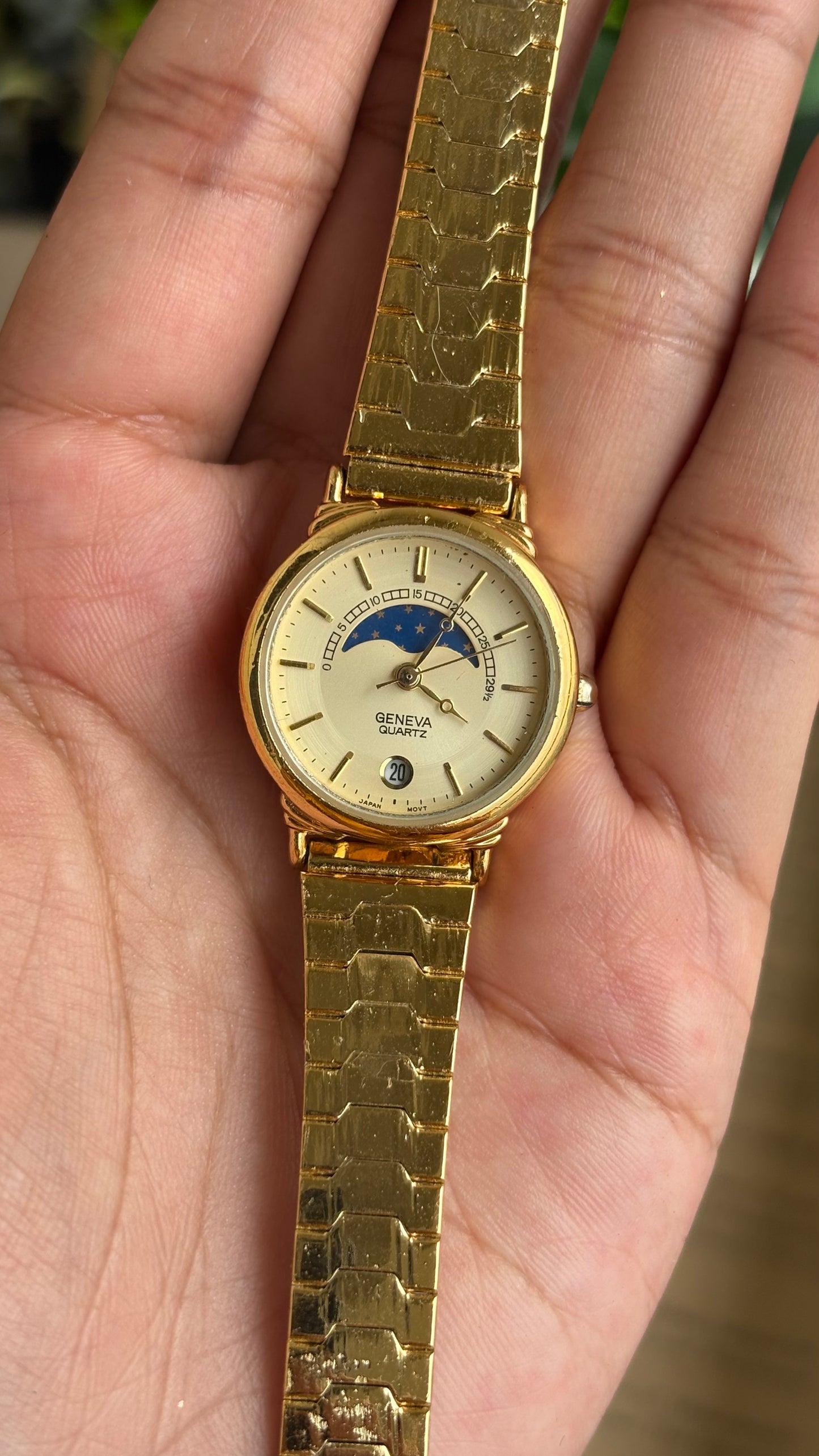 Vintage Geneva Watch in Gold Tone Self-adjust with Date Window