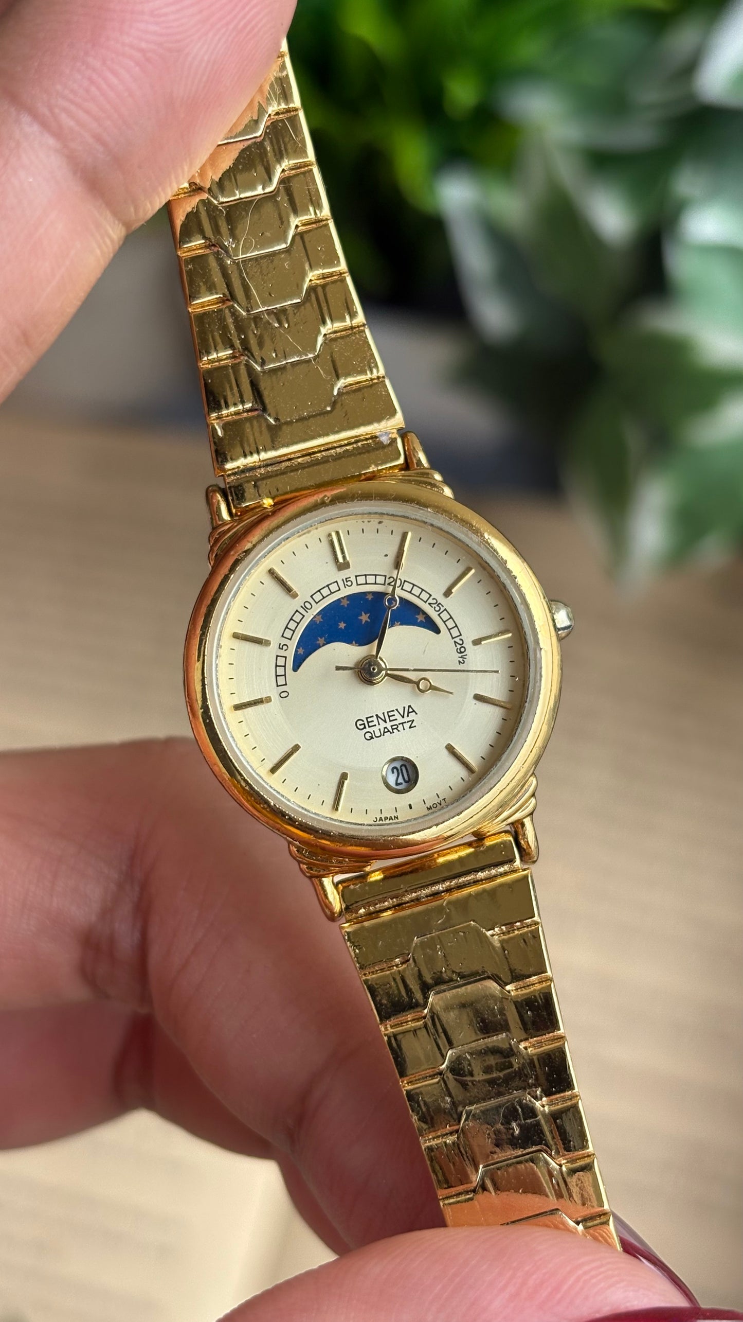 Vintage Geneva Watch in Gold Tone Self-adjust with Date Window