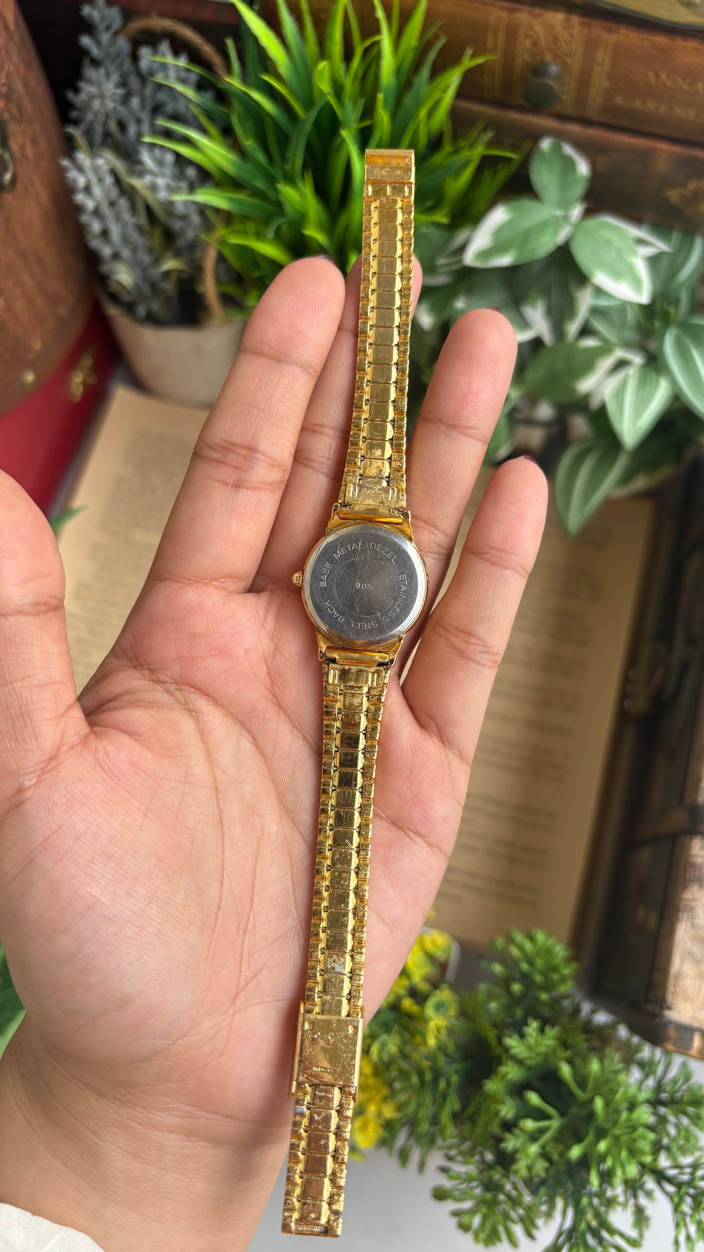 Vintage Geneva Watch in Gold Tone Self-adjust with Date Window