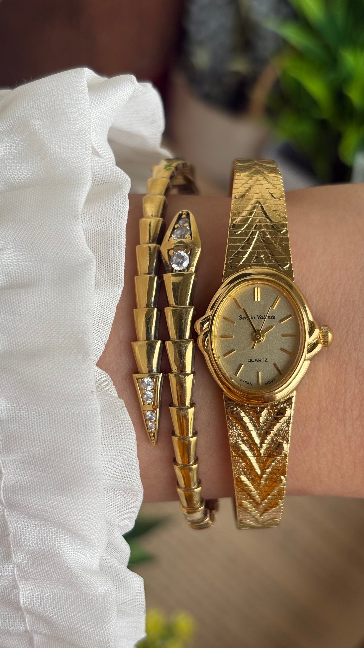 Vintage Sergio Valente Watch in Gold Tone Oval Dial Self-adjust