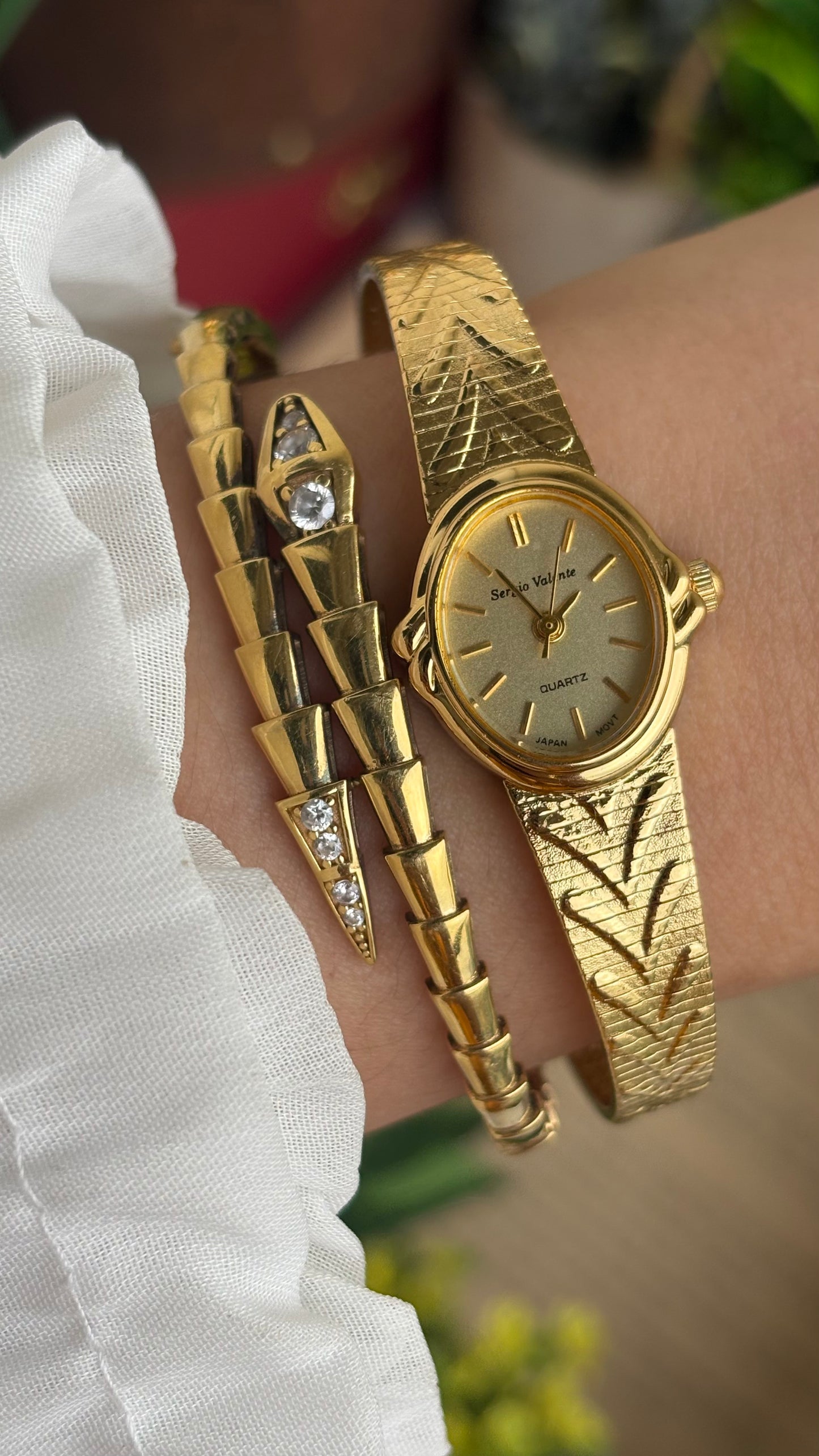 Vintage Sergio Valente Watch in Gold Tone Oval Dial Self-adjust