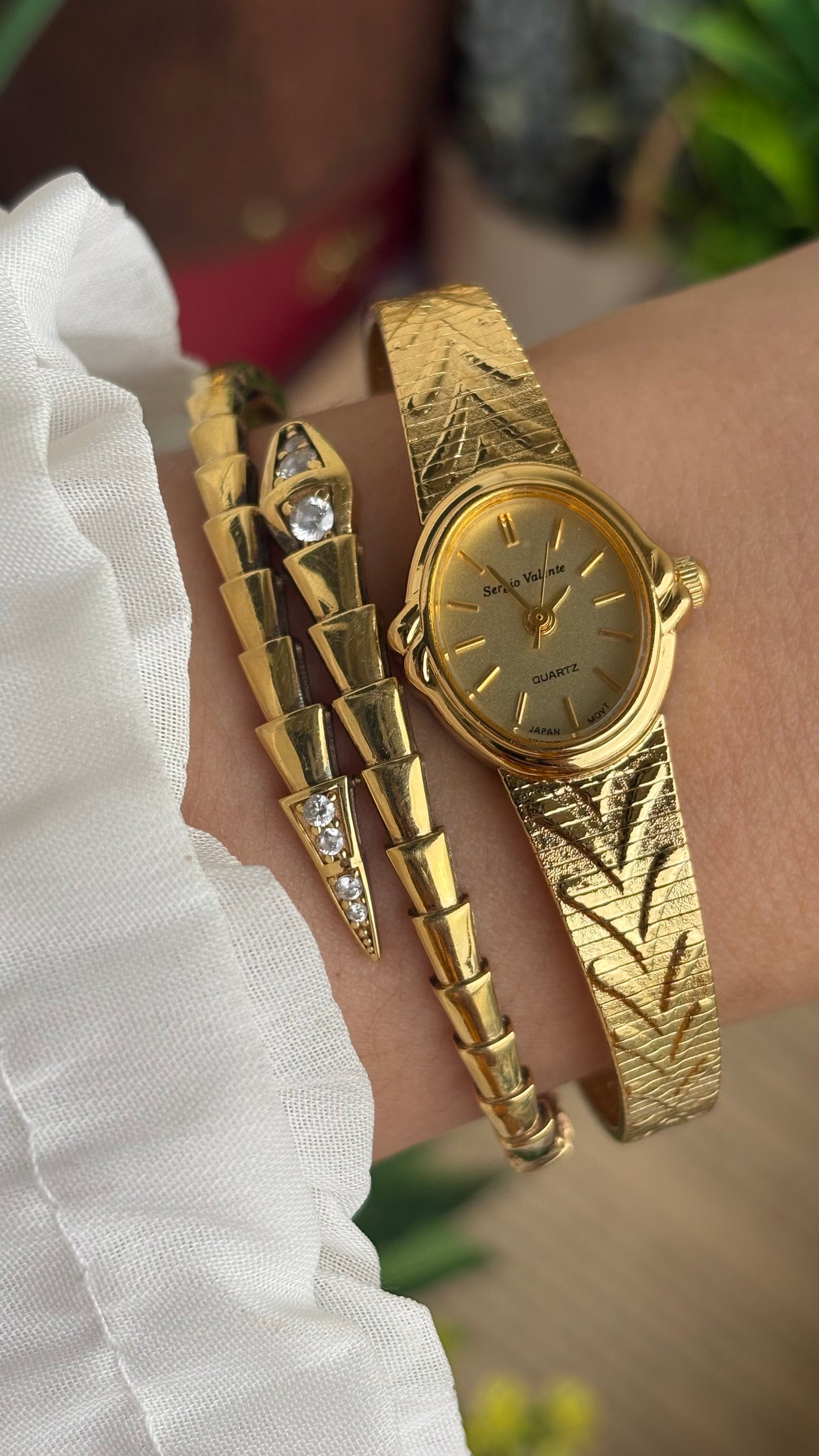 Vintage Sergio Valente Watch in Gold Tone Oval Dial Self-adjust