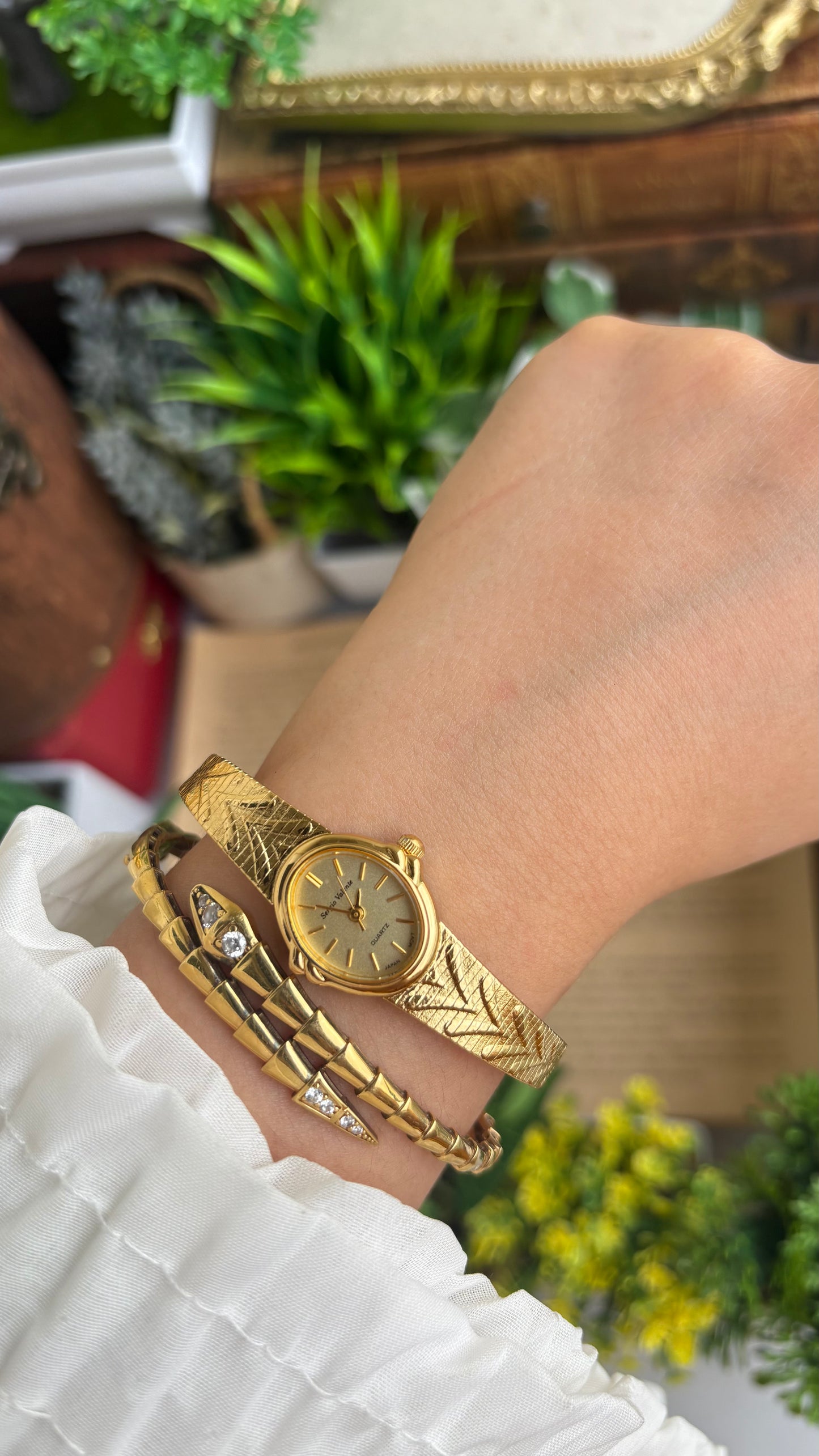 Vintage Sergio Valente Watch in Gold Tone Oval Dial Self-adjust