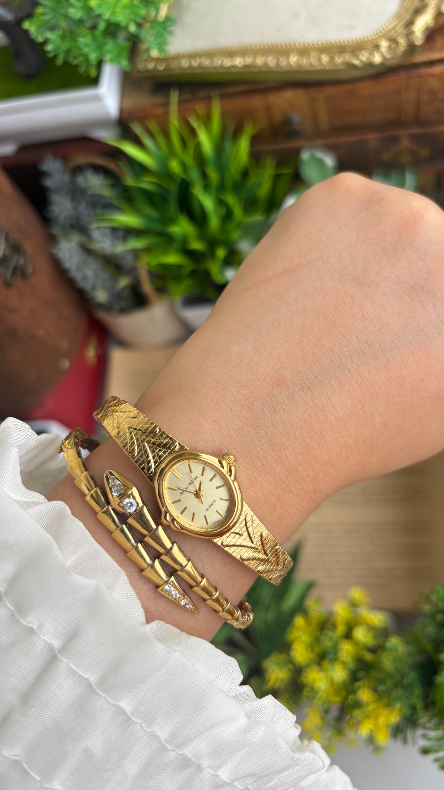 Vintage Sergio Valente Watch in Gold Tone Oval Dial Self-adjust