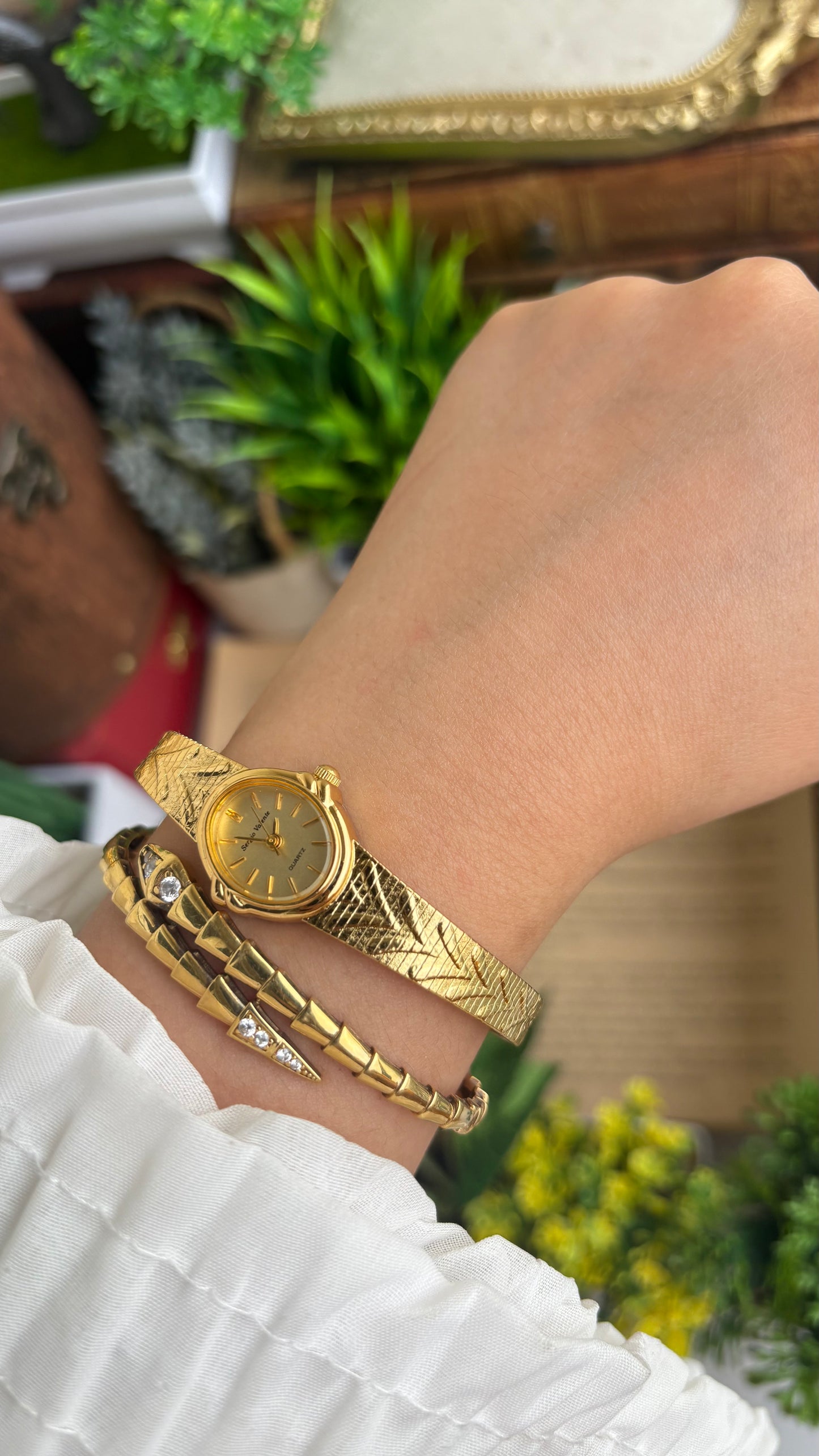 Vintage Sergio Valente Watch in Gold Tone Oval Dial Self-adjust