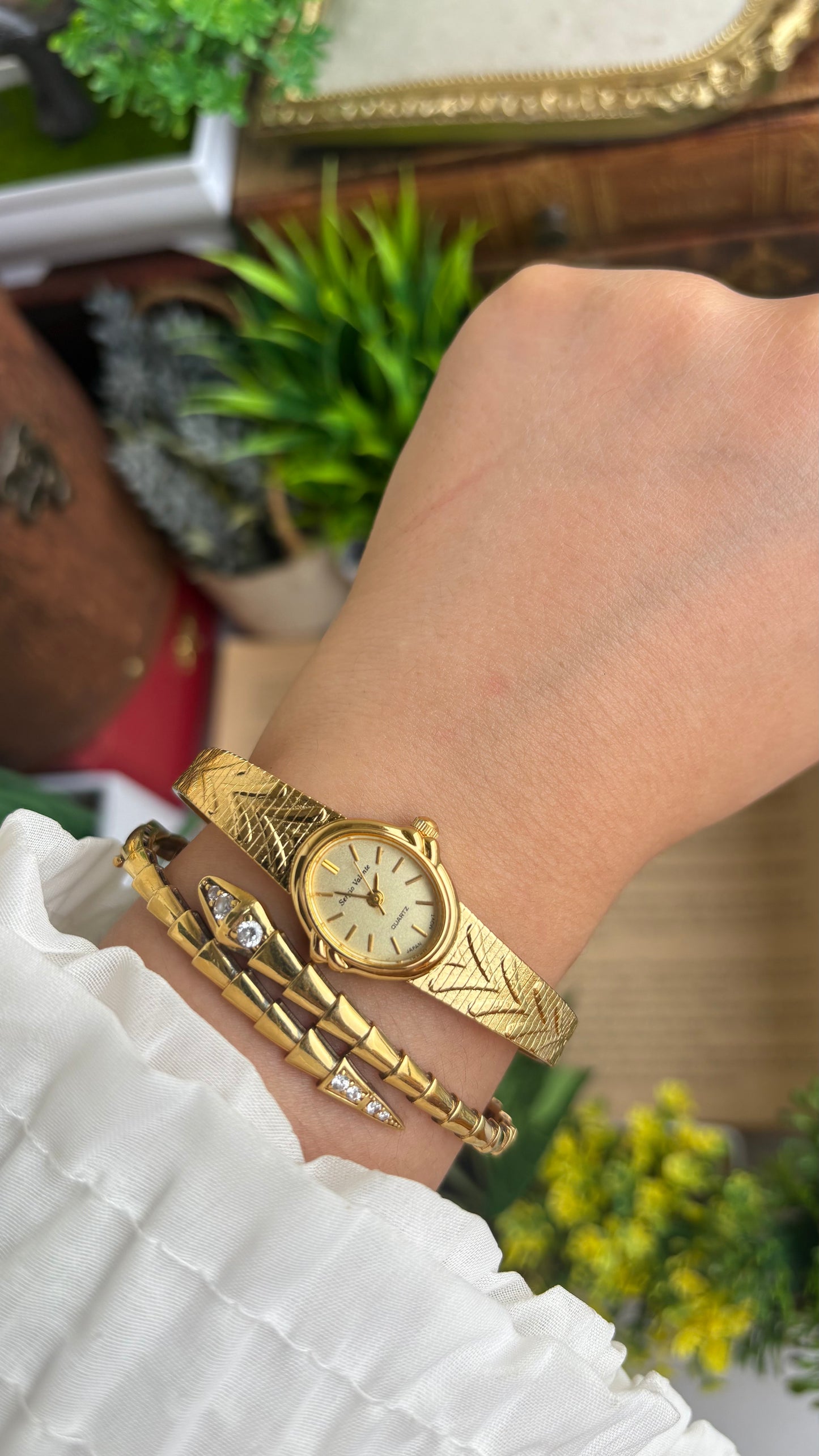 Vintage Sergio Valente Watch in Gold Tone Oval Dial Self-adjust