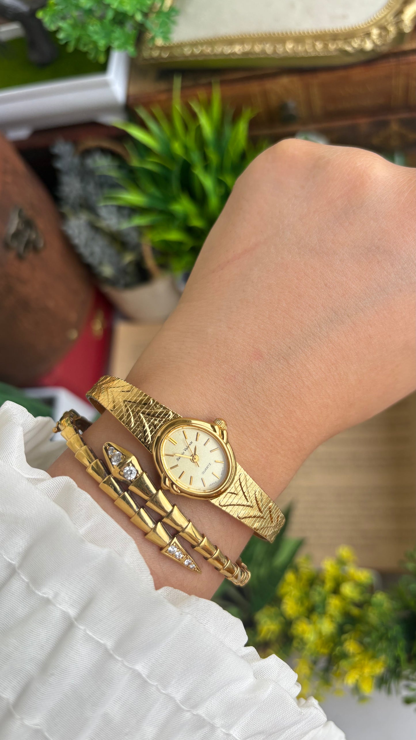 Vintage Sergio Valente Watch in Gold Tone Oval Dial Self-adjust