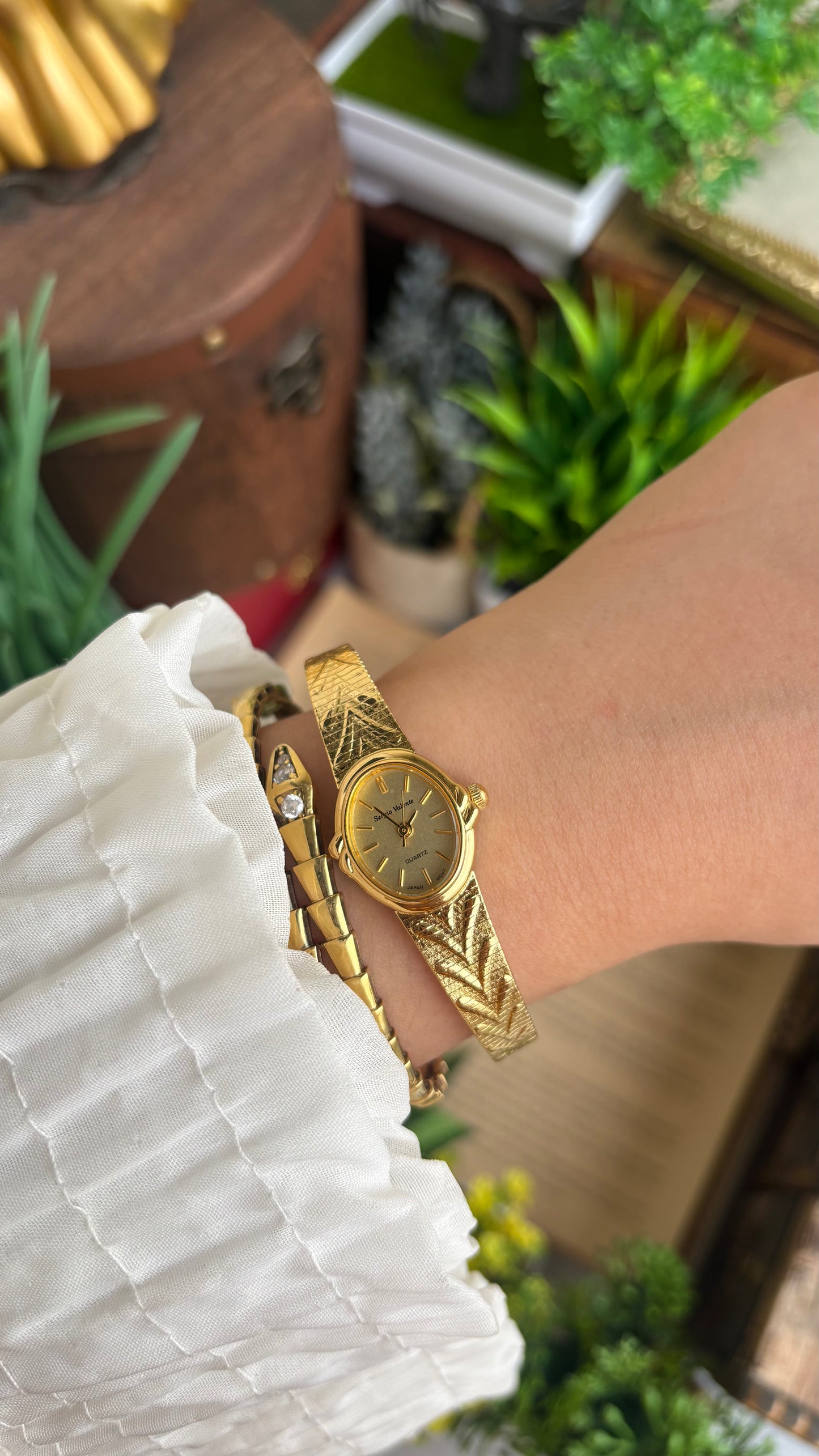Vintage Sergio Valente Watch in Gold Tone Oval Dial Self-adjust