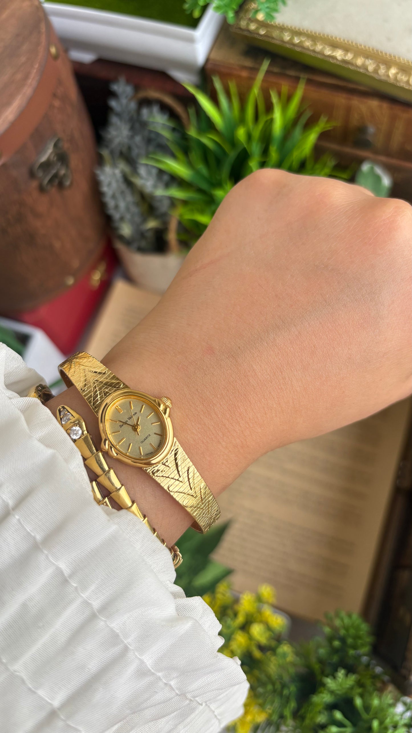 Vintage Sergio Valente Watch in Gold Tone Oval Dial Self-adjust