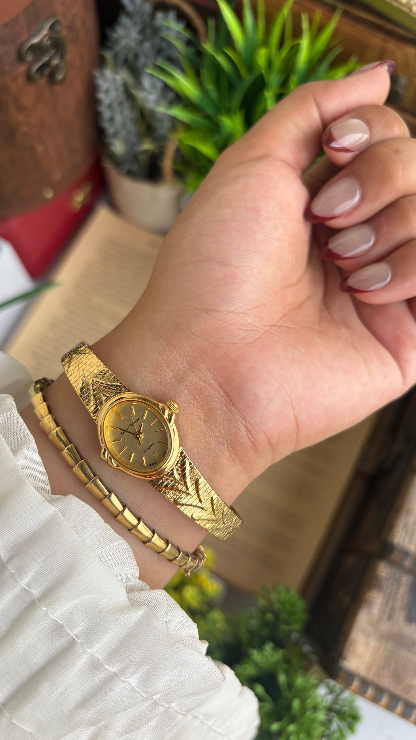 Vintage Sergio Valente Watch in Gold Tone Oval Dial Self-adjust