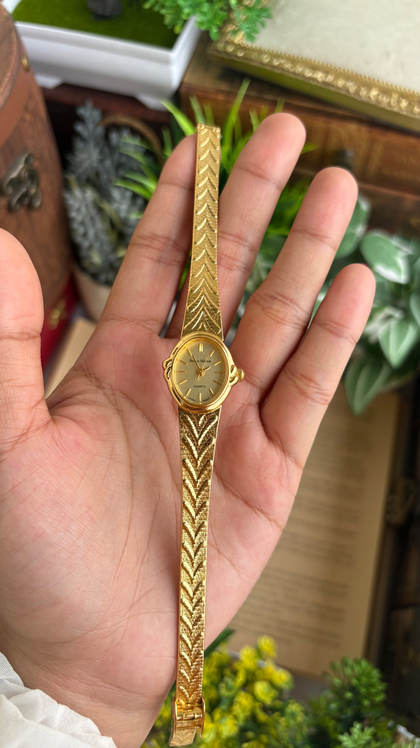 Vintage Sergio Valente Watch in Gold Tone Oval Dial Self-adjust
