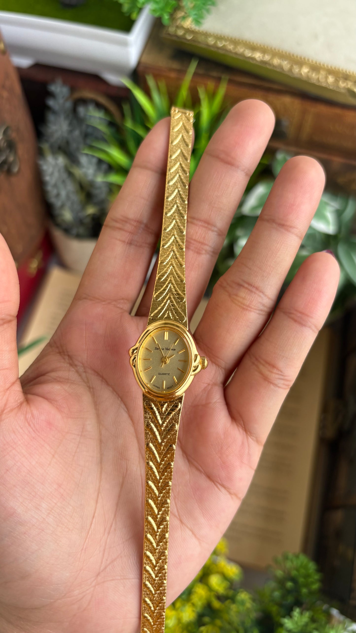 Vintage Sergio Valente Watch in Gold Tone Oval Dial Self-adjust
