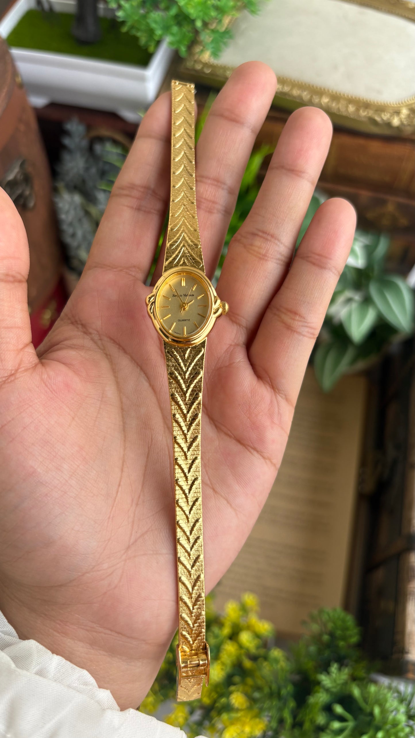 Vintage Sergio Valente Watch in Gold Tone Oval Dial Self-adjust