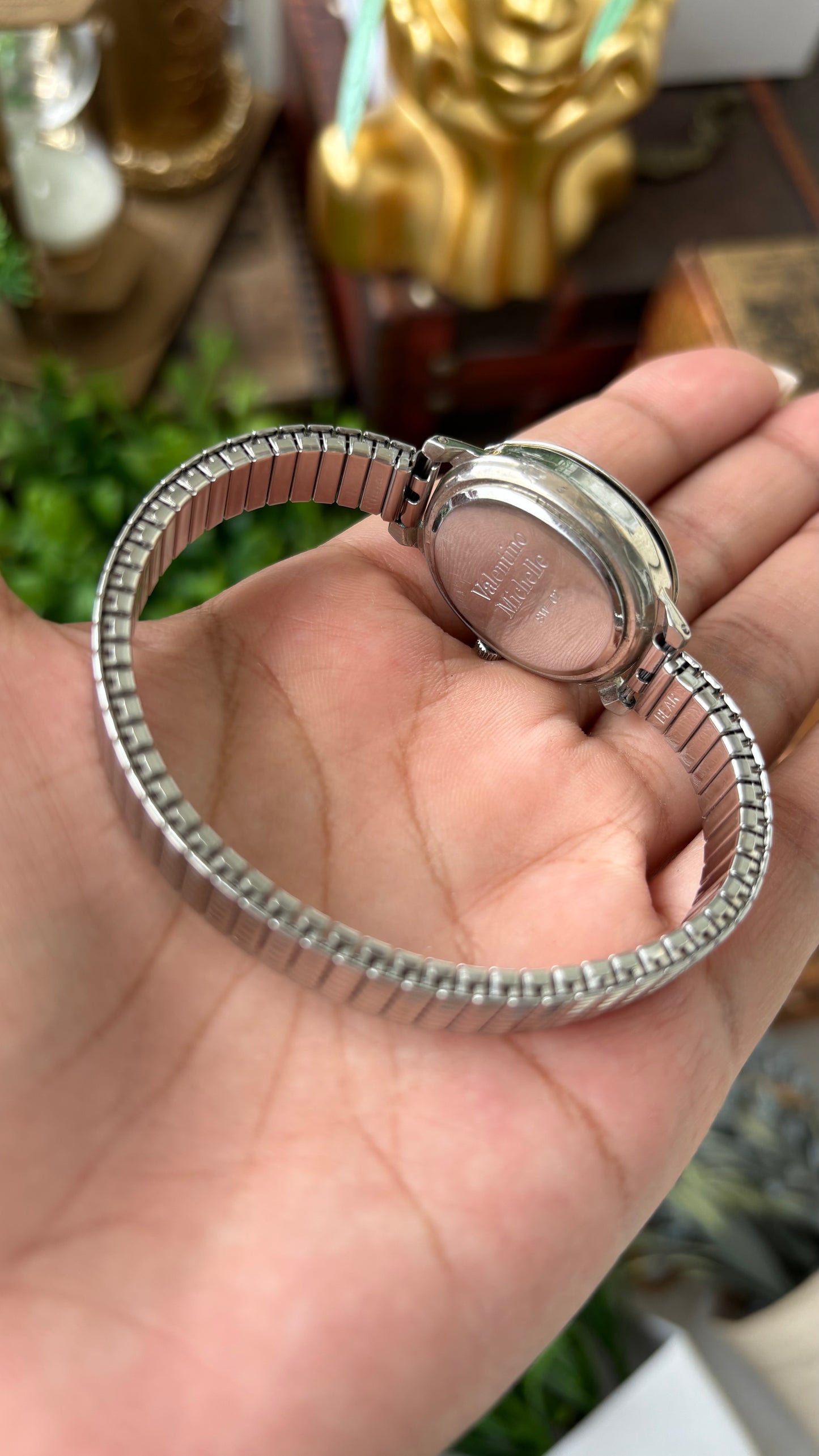 Rare Vintage Valentino Michelle Cameo Mirror Peekaboo Stretchy Band Watch in Silver Tone Quartz #00627