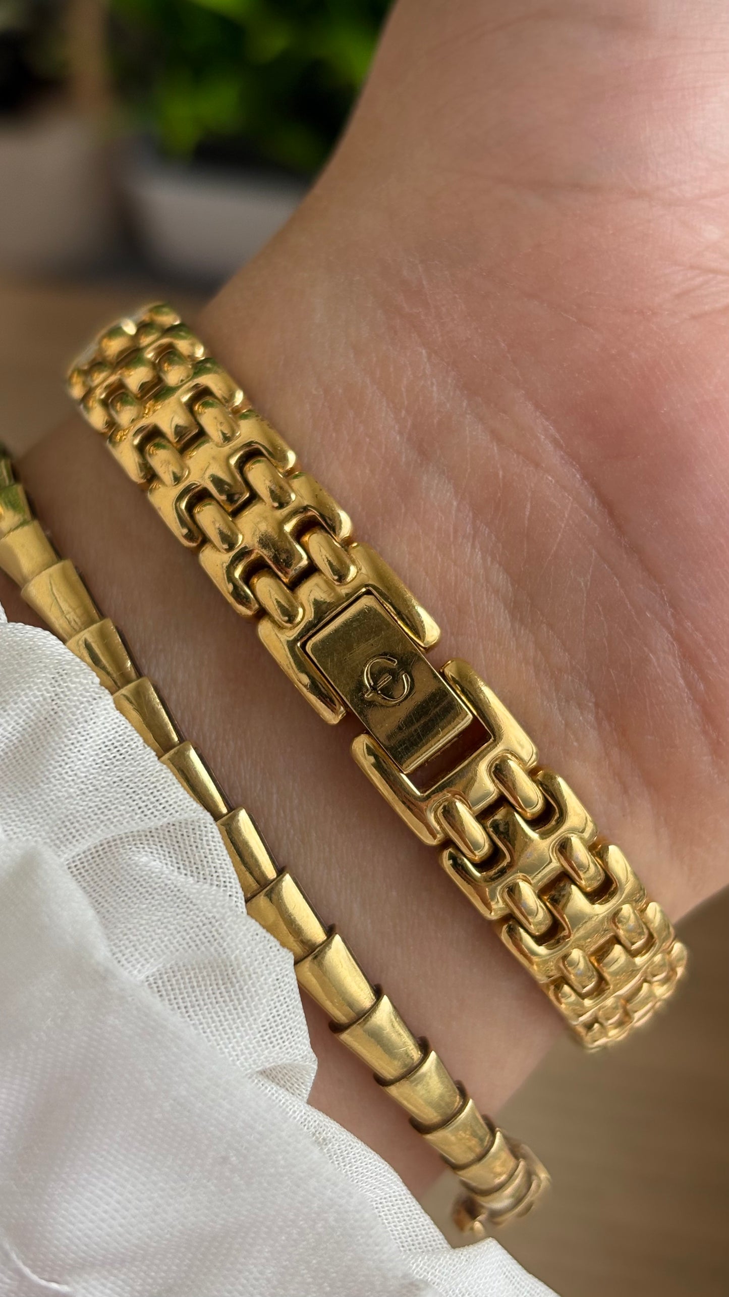 Extremely Rare Vintage Elgin Watch in Gold Tone Mother of Pearl Dial Shell Bracelet