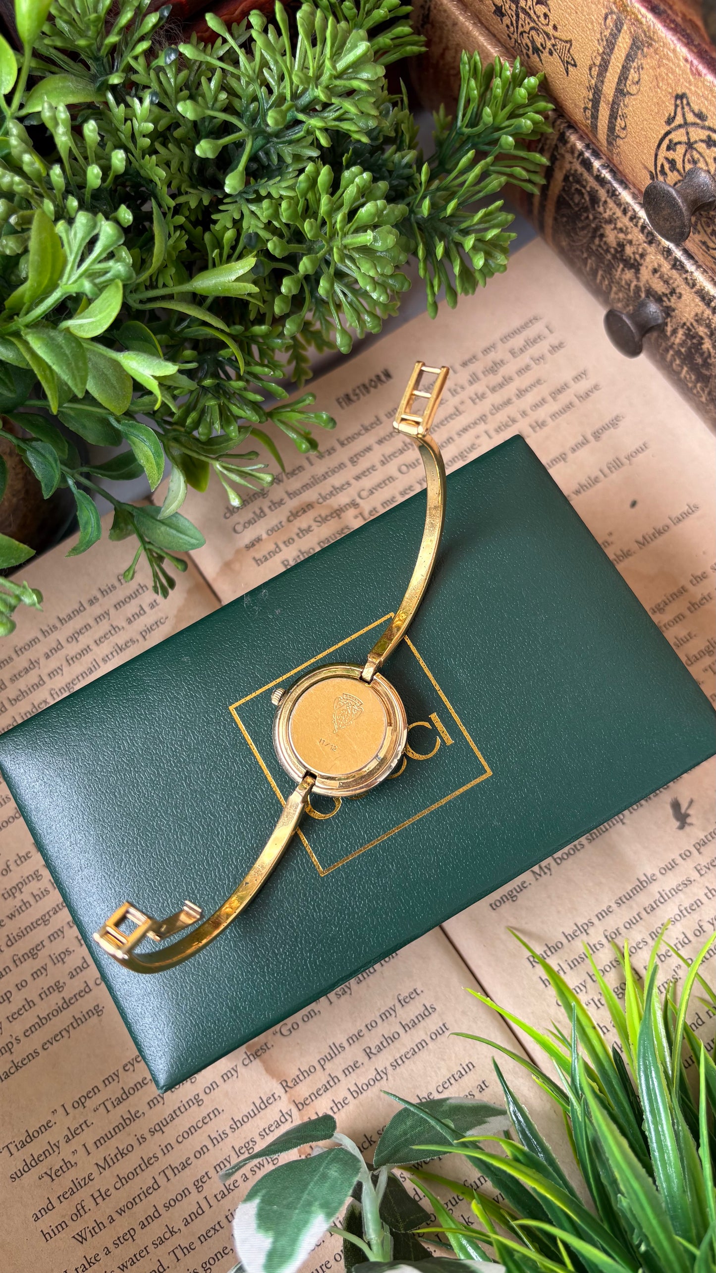 Extremely Rare Vintage Gucci 1100L Interchangeable Bezel Set Bangle Watch in Gold Tone