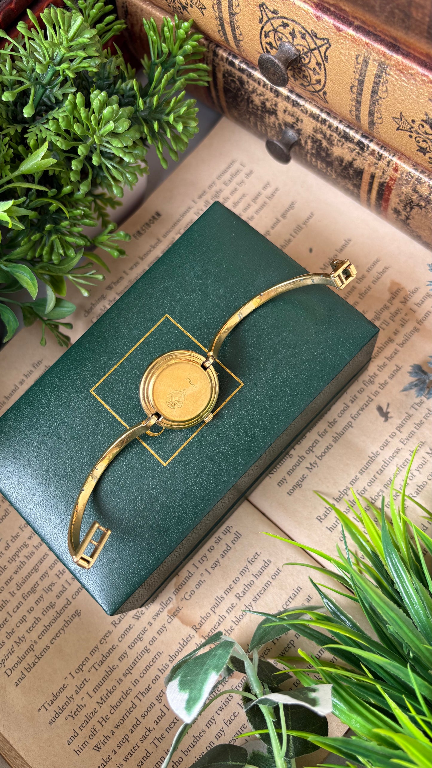 Extremely Rare Vintage Gucci 1100L Interchangeable Bezel Set Bangle Watch in Gold Tone