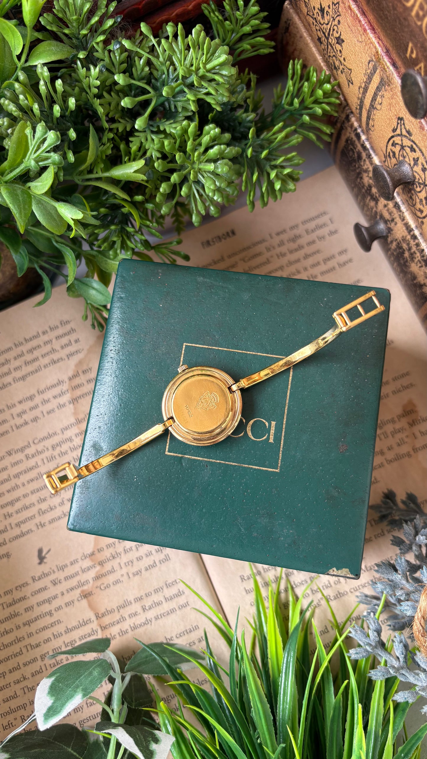 Extremely Rare Vintage Gucci 1100L Interchangeable Bezel Set Bangle Watch in Gold Tone