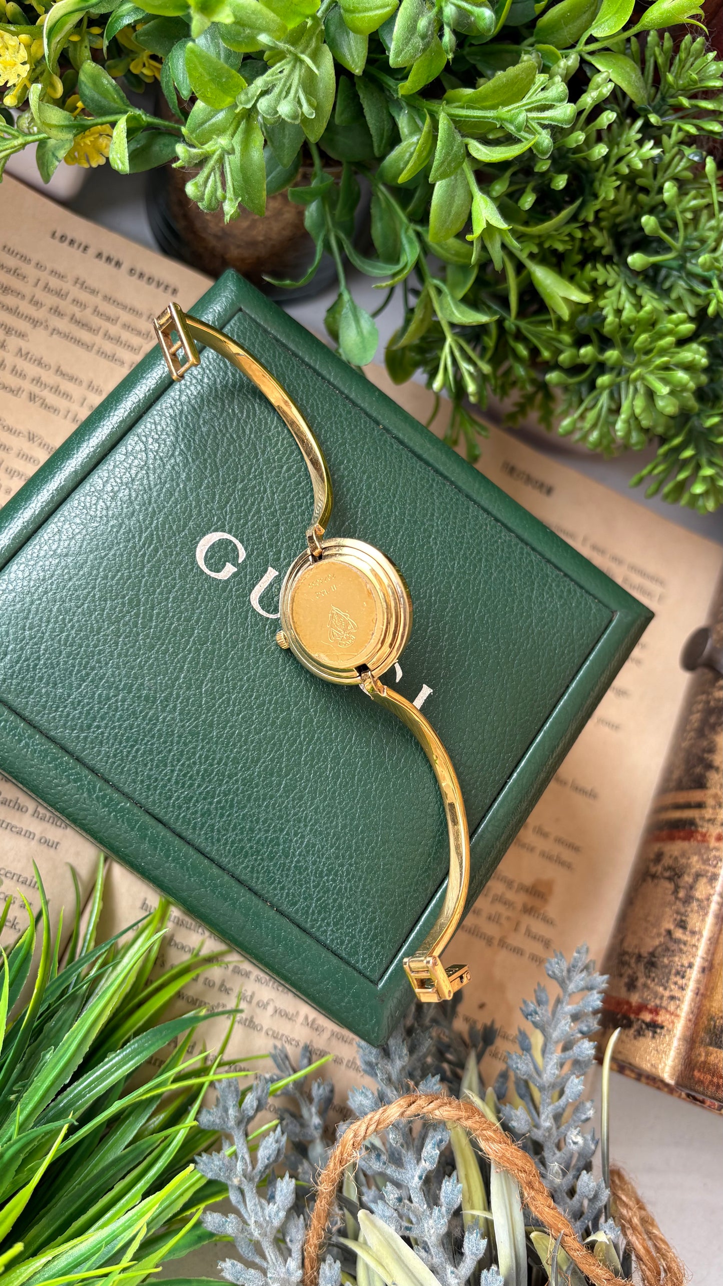 Extremely Rare Vintage Gucci 1100L Interchangeable Bezel Set Bangle Watch in Gold Tone