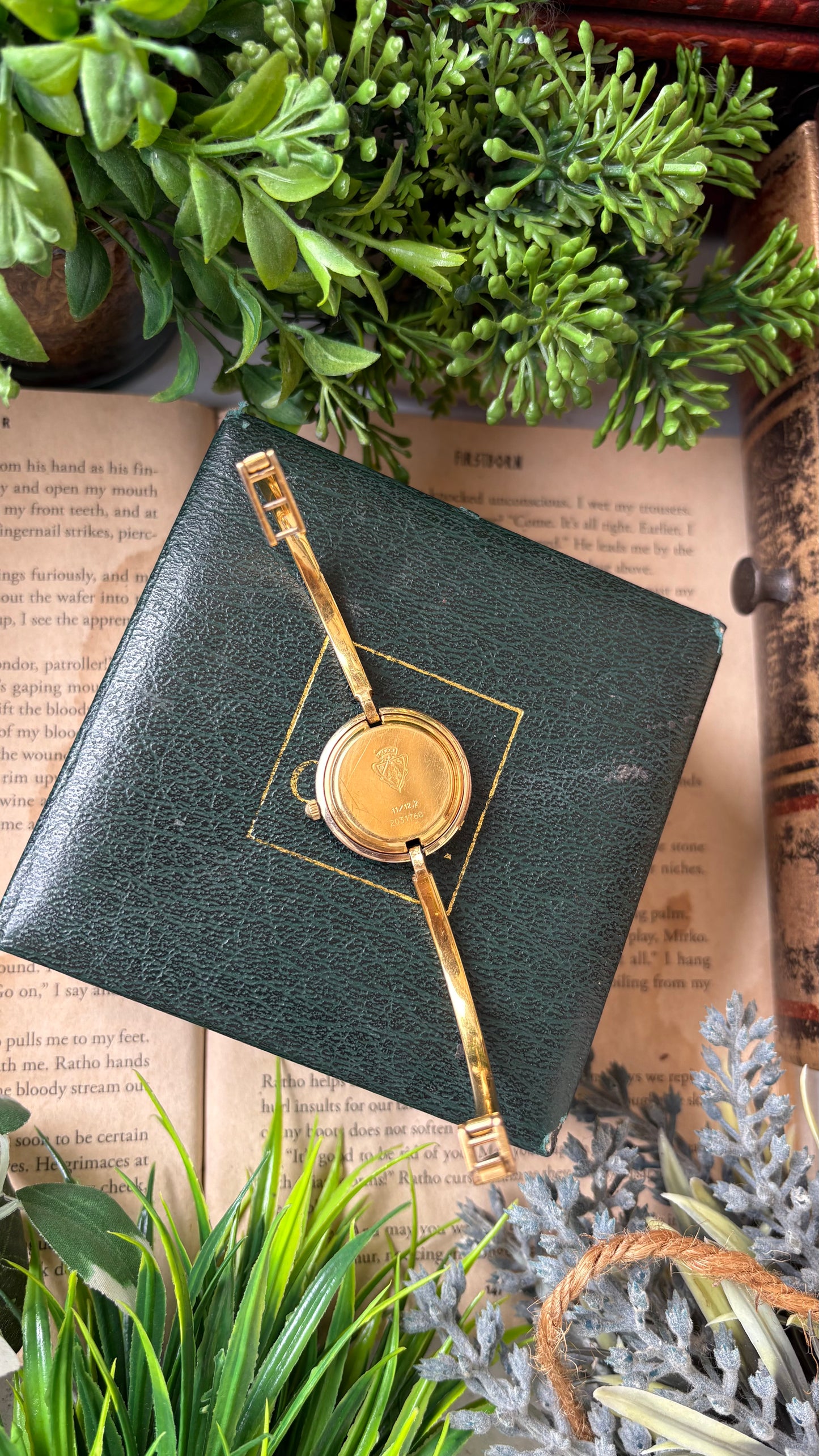 Extremely Rare Vintage Gucci 1100L Interchangeable Bezel Set Bangle Watch in Gold Tone