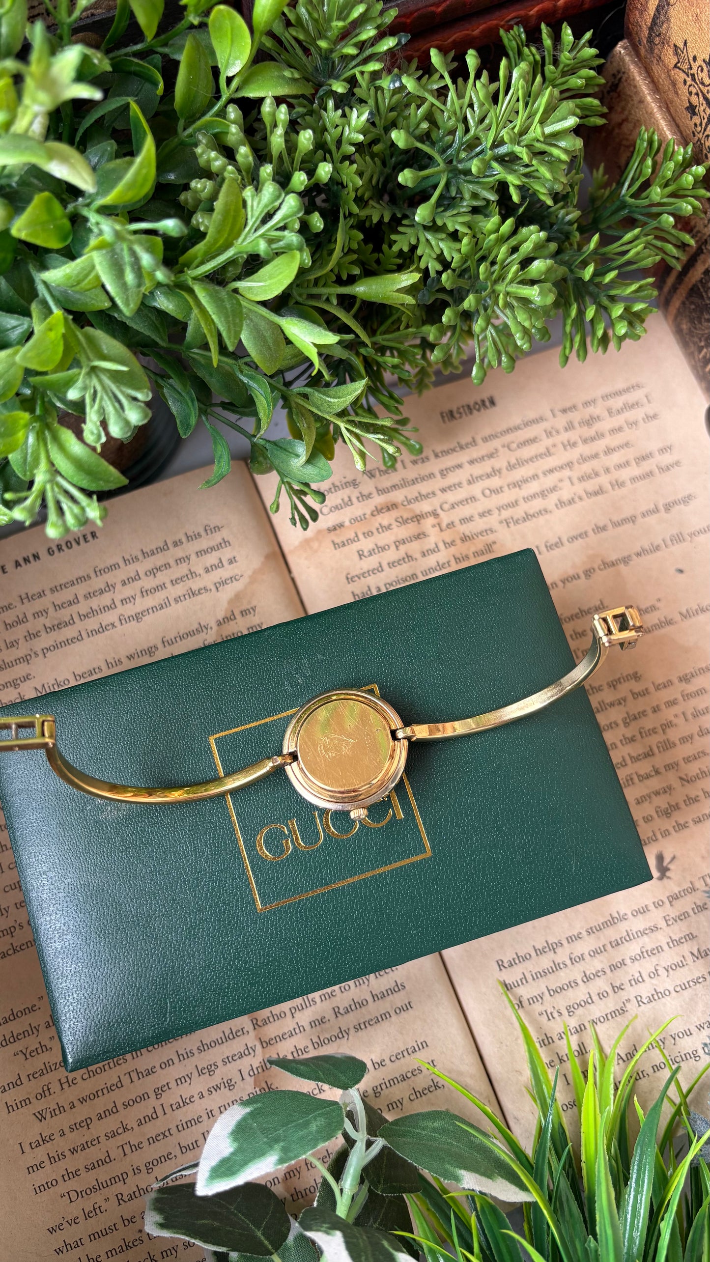 Extremely Rare Vintage Gucci 1100L Interchangeable Bezel Set Bangle Watch in Gold Tone