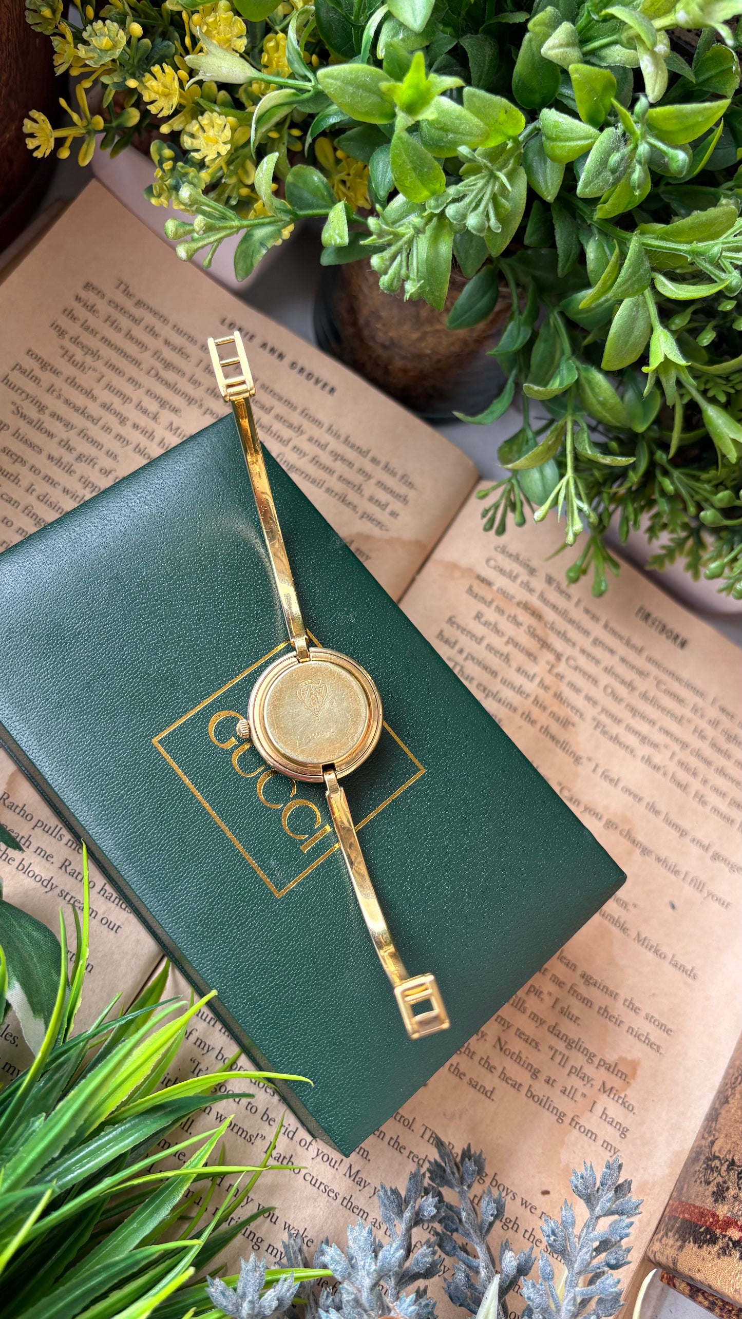 Extremely Rare Vintage Gucci 1100L Interchangeable Bezel Set Bangle Watch in Gold Tone