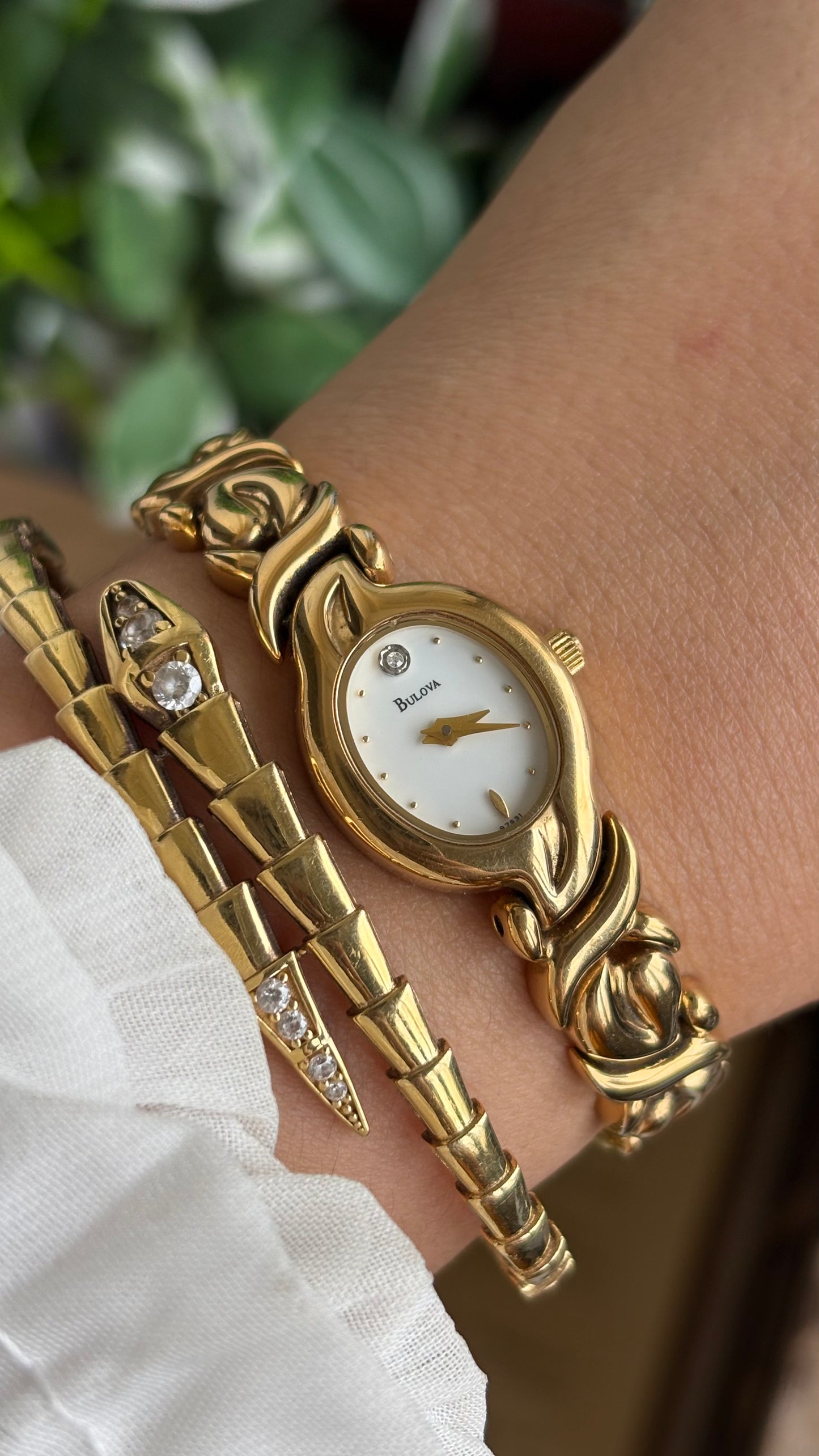 Extremely Rare Vintage Bulova Watch in Gold Tone (Beautiful Bracelet Details)
