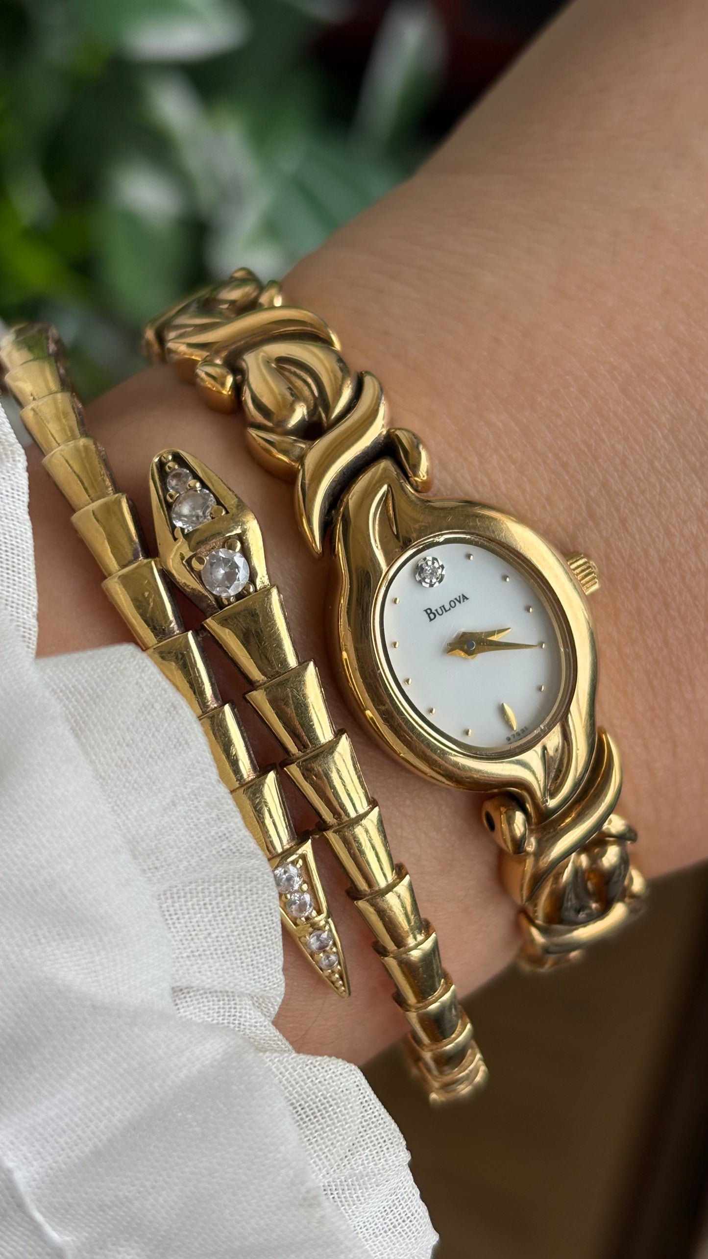 Extremely Rare Vintage Bulova Watch in Gold Tone (Beautiful Bracelet Details)