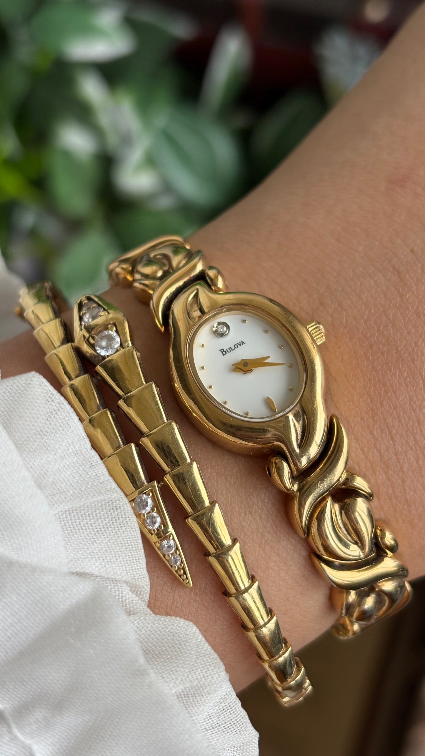 Extremely Rare Vintage Bulova Watch in Gold Tone (Beautiful Bracelet Details)