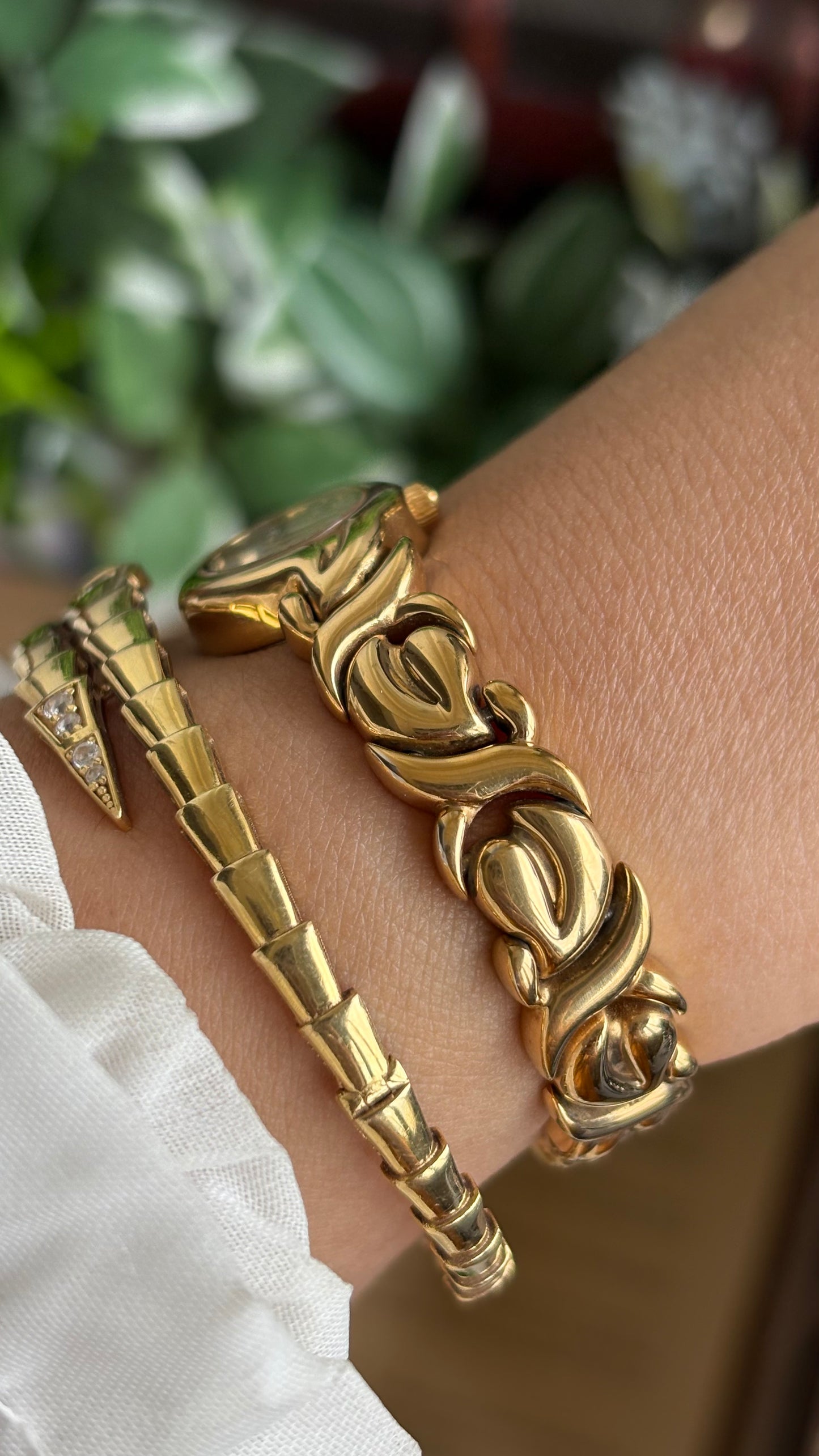 Extremely Rare Vintage Bulova Watch in Gold Tone (Beautiful Bracelet Details)