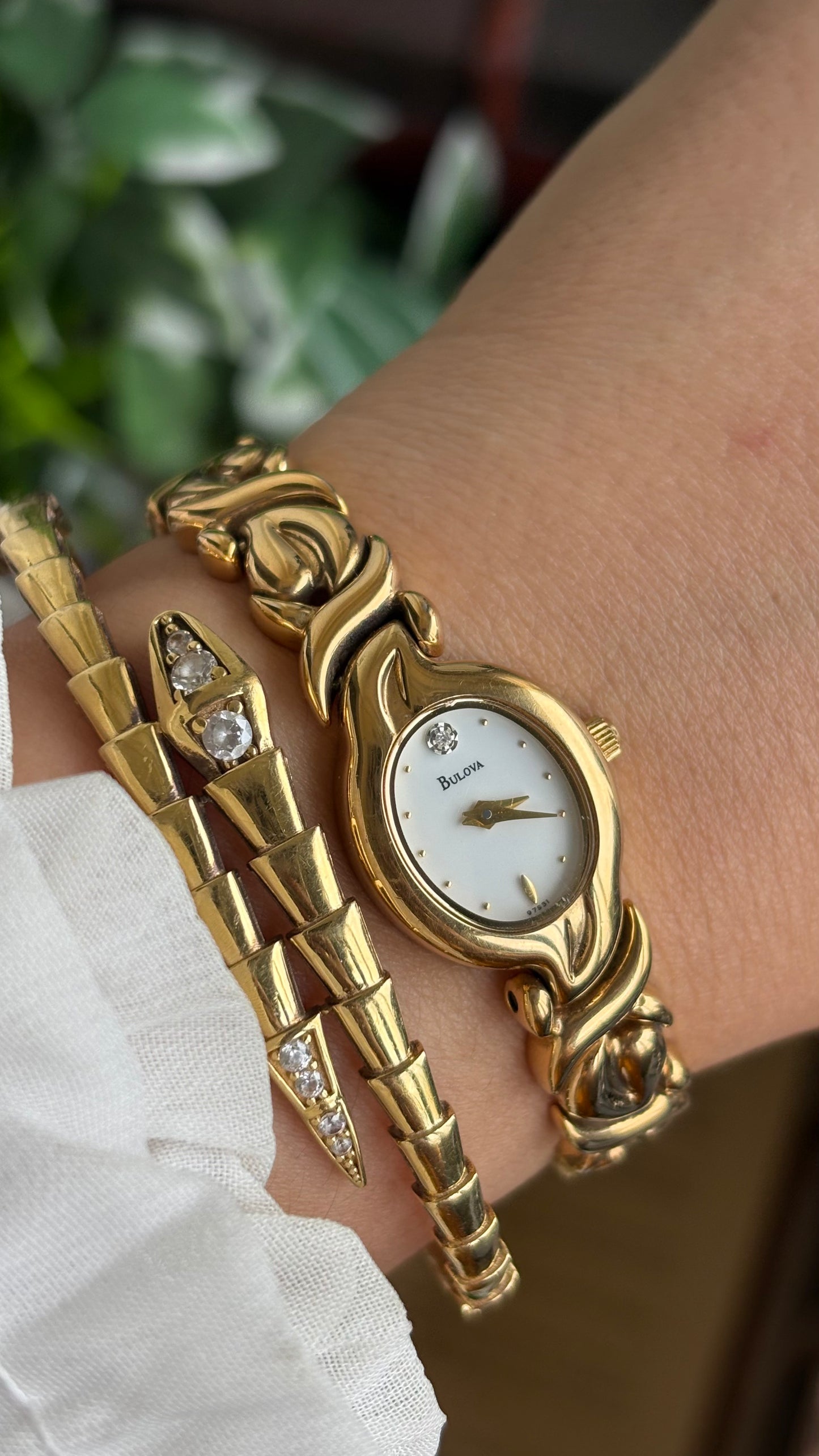 Extremely Rare Vintage Bulova Watch in Gold Tone (Beautiful Bracelet Details)