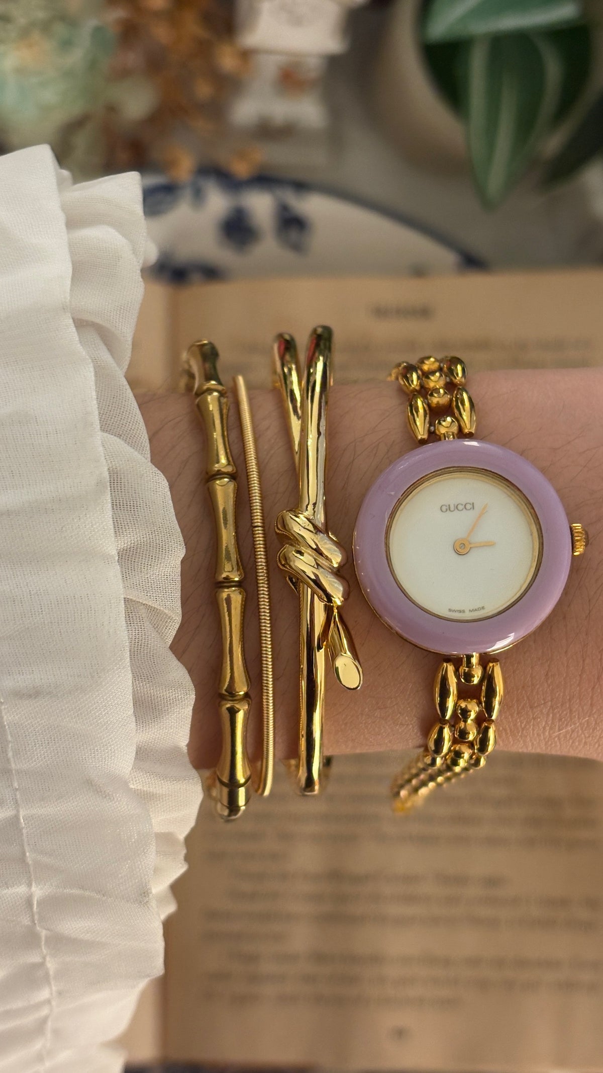Rare Vintage Gucci Swiss Interchangeable Metal Bezel Rice Link Watch in Gold Tone Quartz