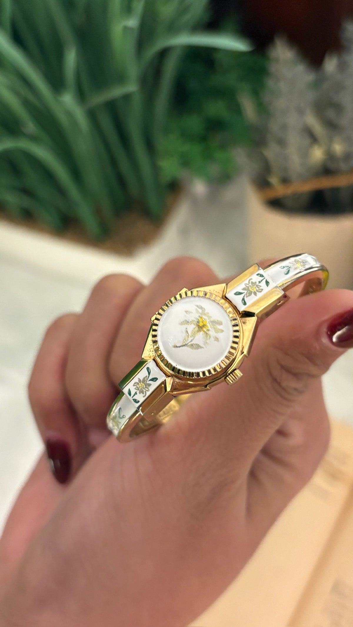 Rate Vintage Itraco Swiss White Peekaboo Watch in Gold Tone Quartz
