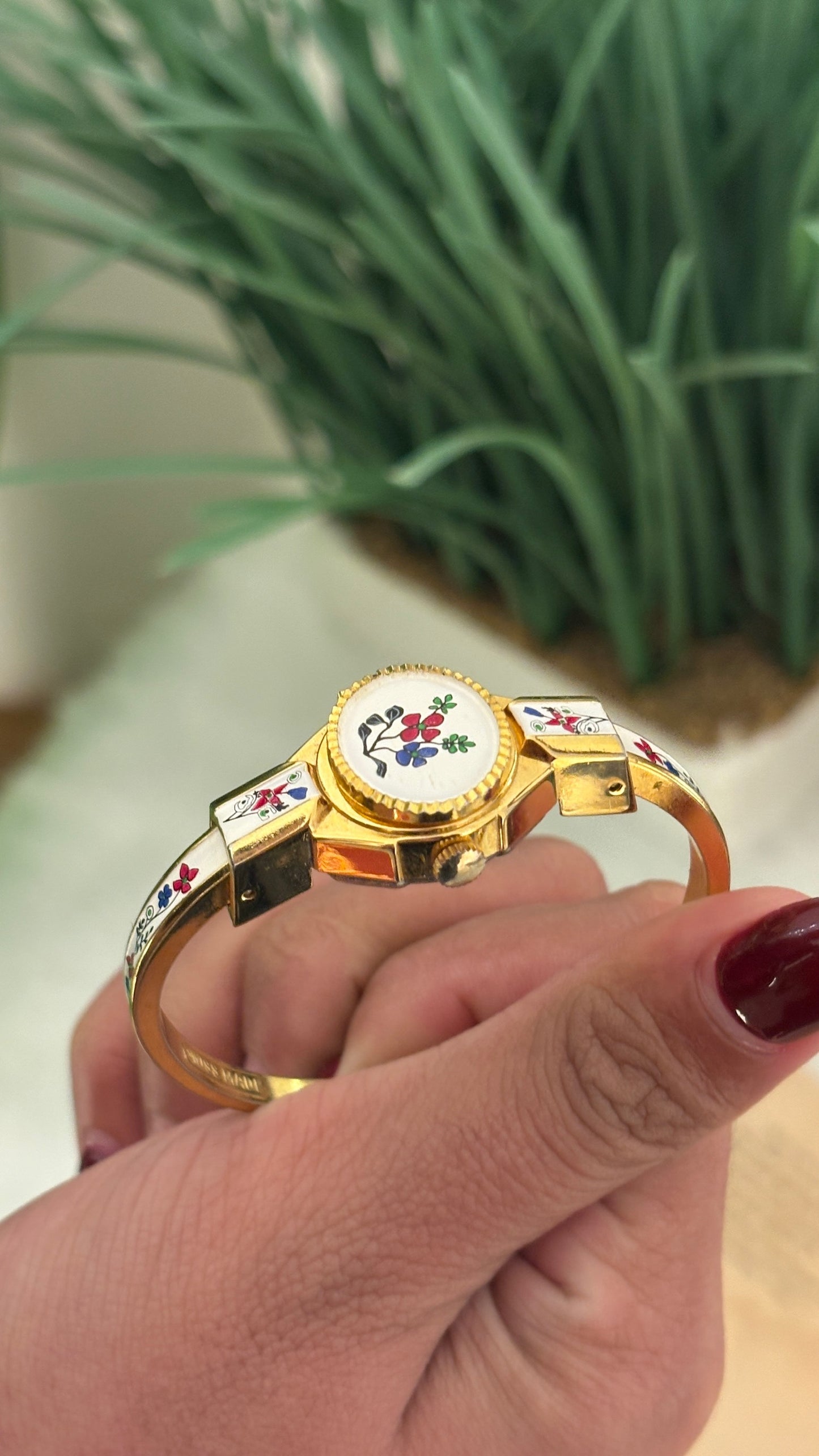 Rare Vintage Hanowa Swiss White Peekaboo Watch in Gold Tone Quartz