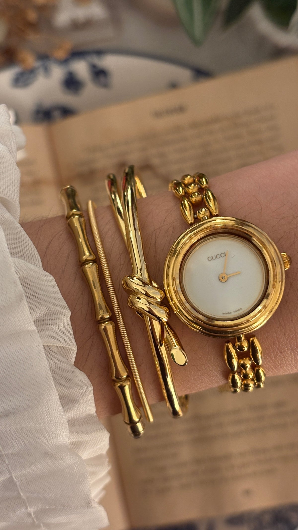 Rare Vintage Gucci Swiss Interchangeable Metal Bezel Rice Link Watch in Gold Tone Quartz