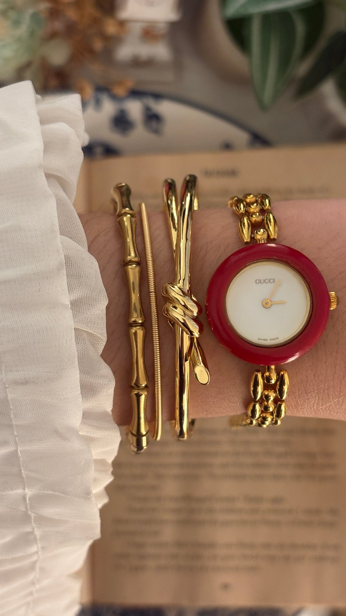 Rare Vintage Gucci Swiss Interchangeable Metal Bezel Rice Link Watch in Gold Tone Quartz