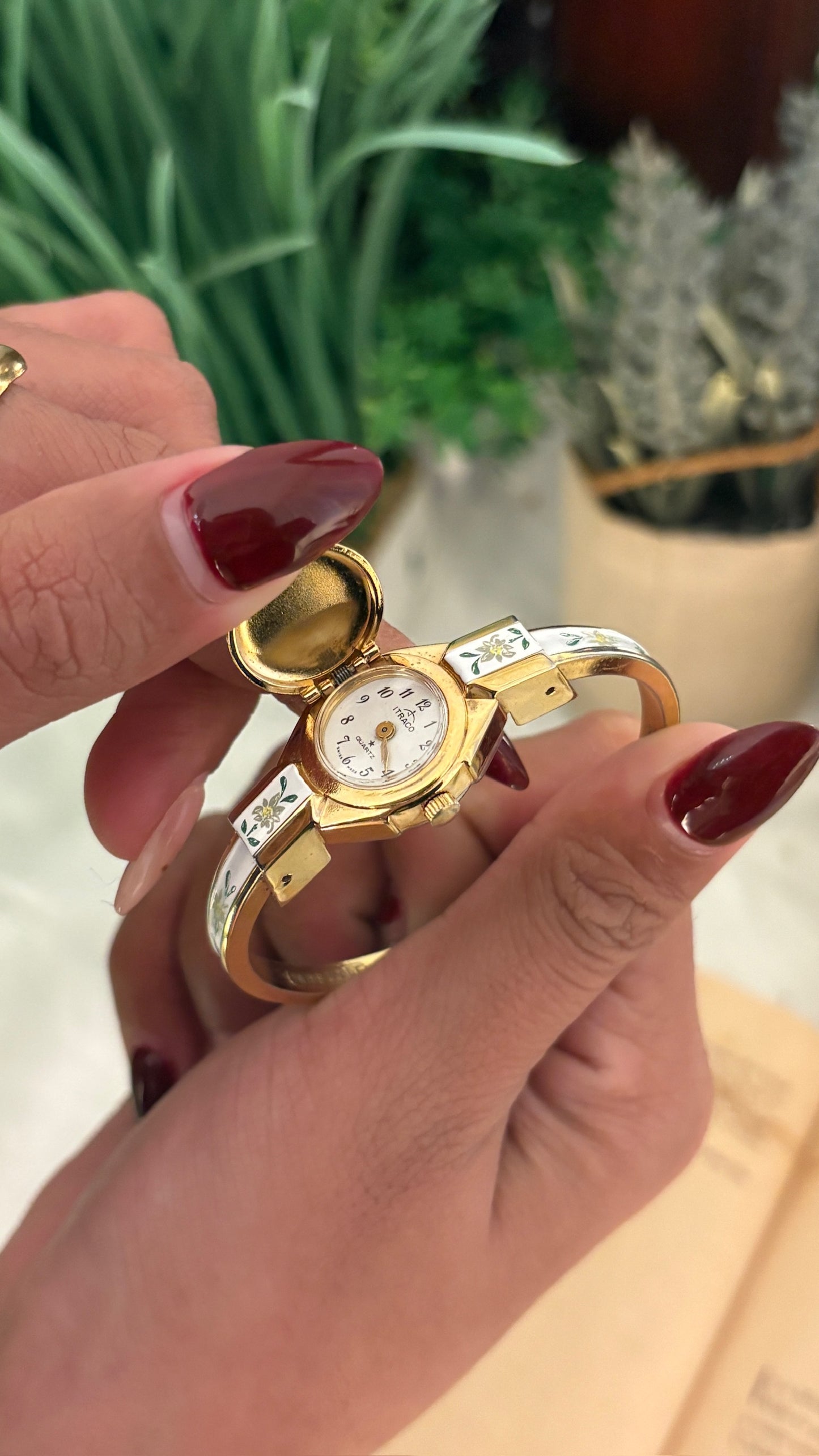 Rate Vintage Itraco Swiss White Peekaboo Watch in Gold Tone Quartz