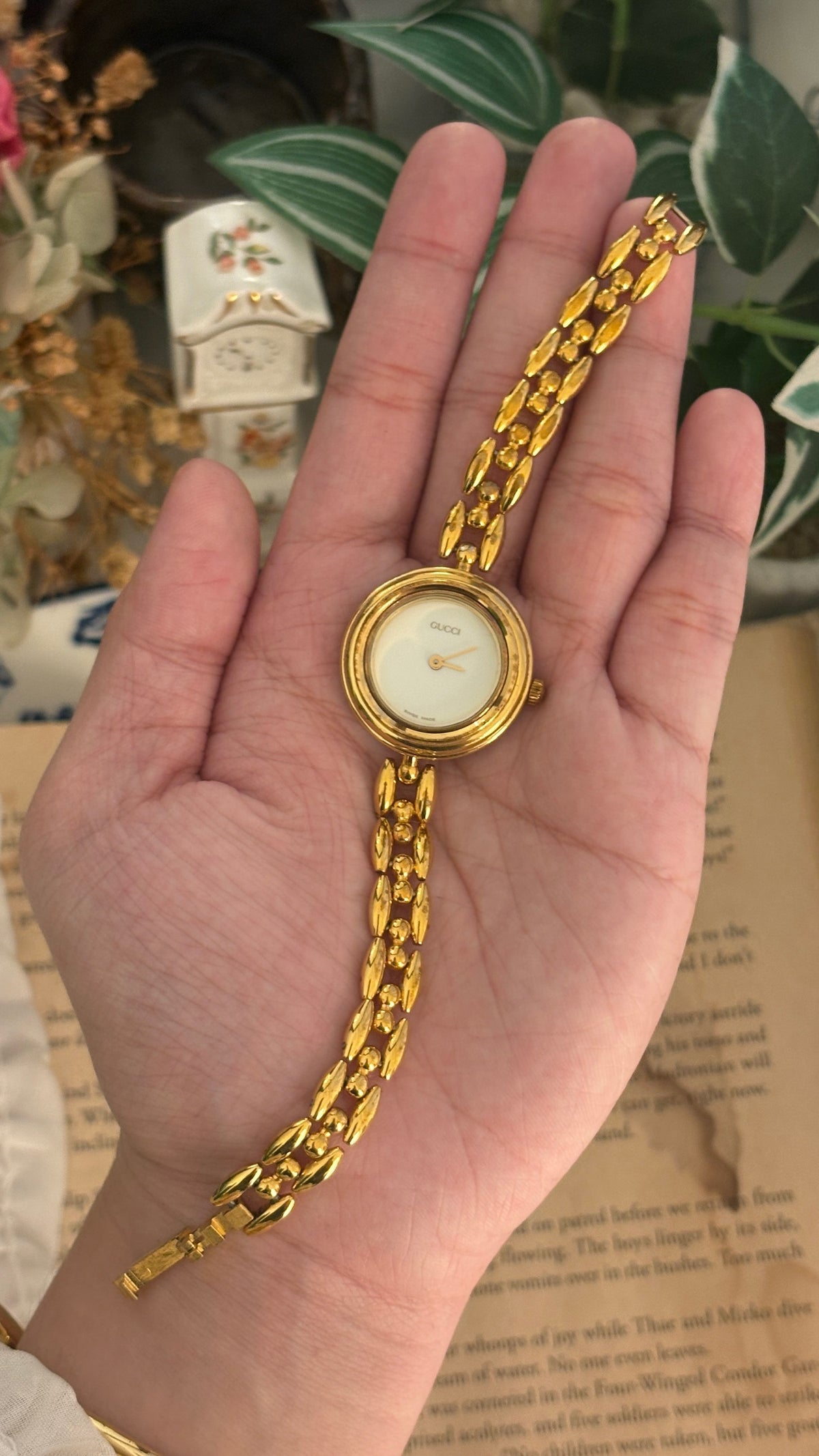 Rare Vintage Gucci Swiss Interchangeable Metal Bezel Rice Link Watch in Gold Tone Quartz