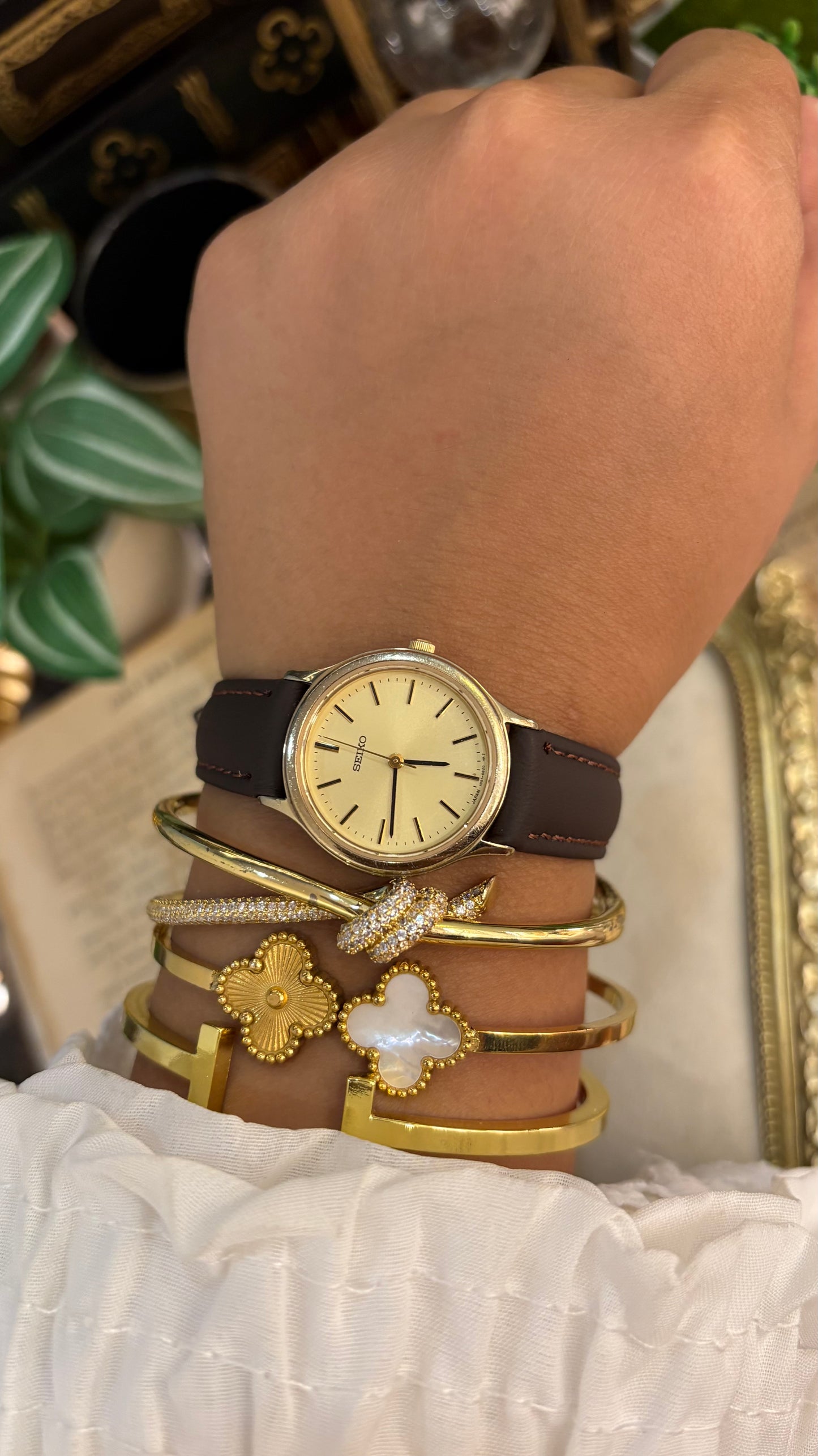 Vintage Seiko Quartz Watch in Brown Leather Straps