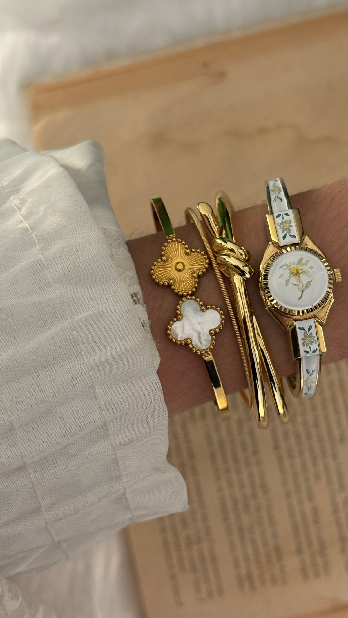 Rate Vintage Itraco Swiss White Peekaboo Watch in Gold Tone Quartz