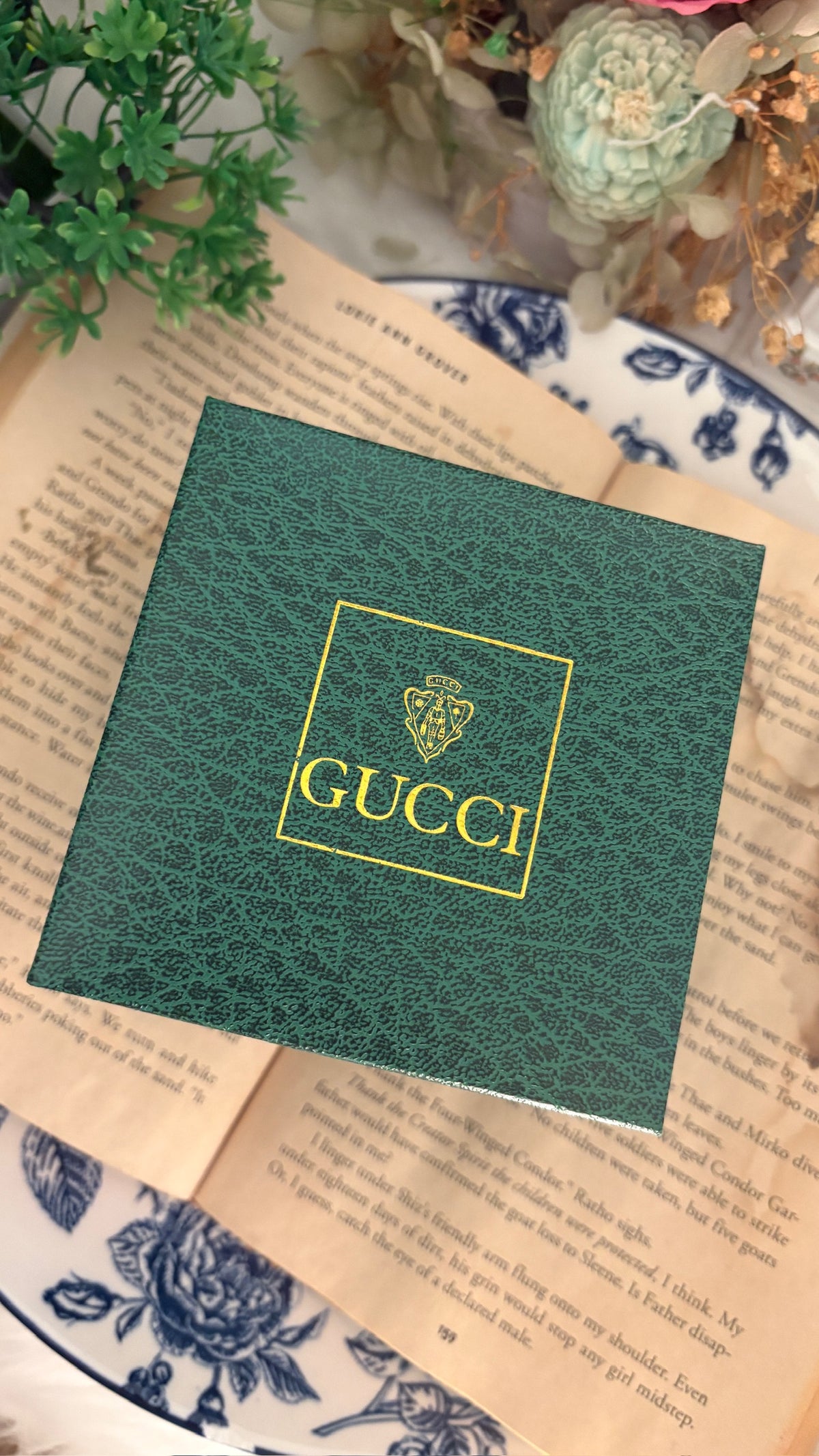 Rare Vintage Gucci Swiss Interchangeable Metal Bezel Rice Link Watch in Gold Tone Quartz