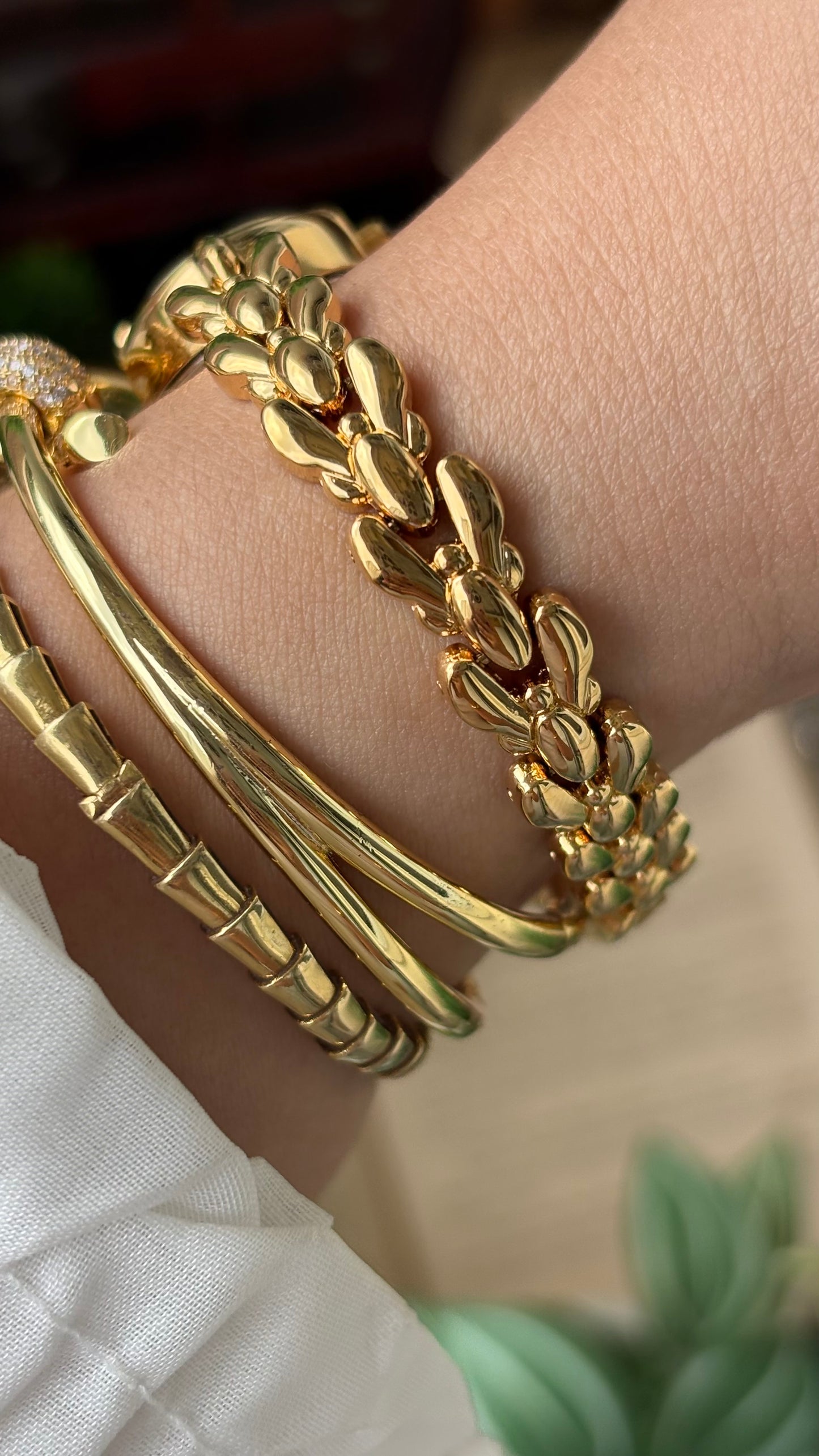 Vintage Myar Swiss Rhinestone Watch in Gold Tone Oval Dial Mother of Pearl Dial Quartz