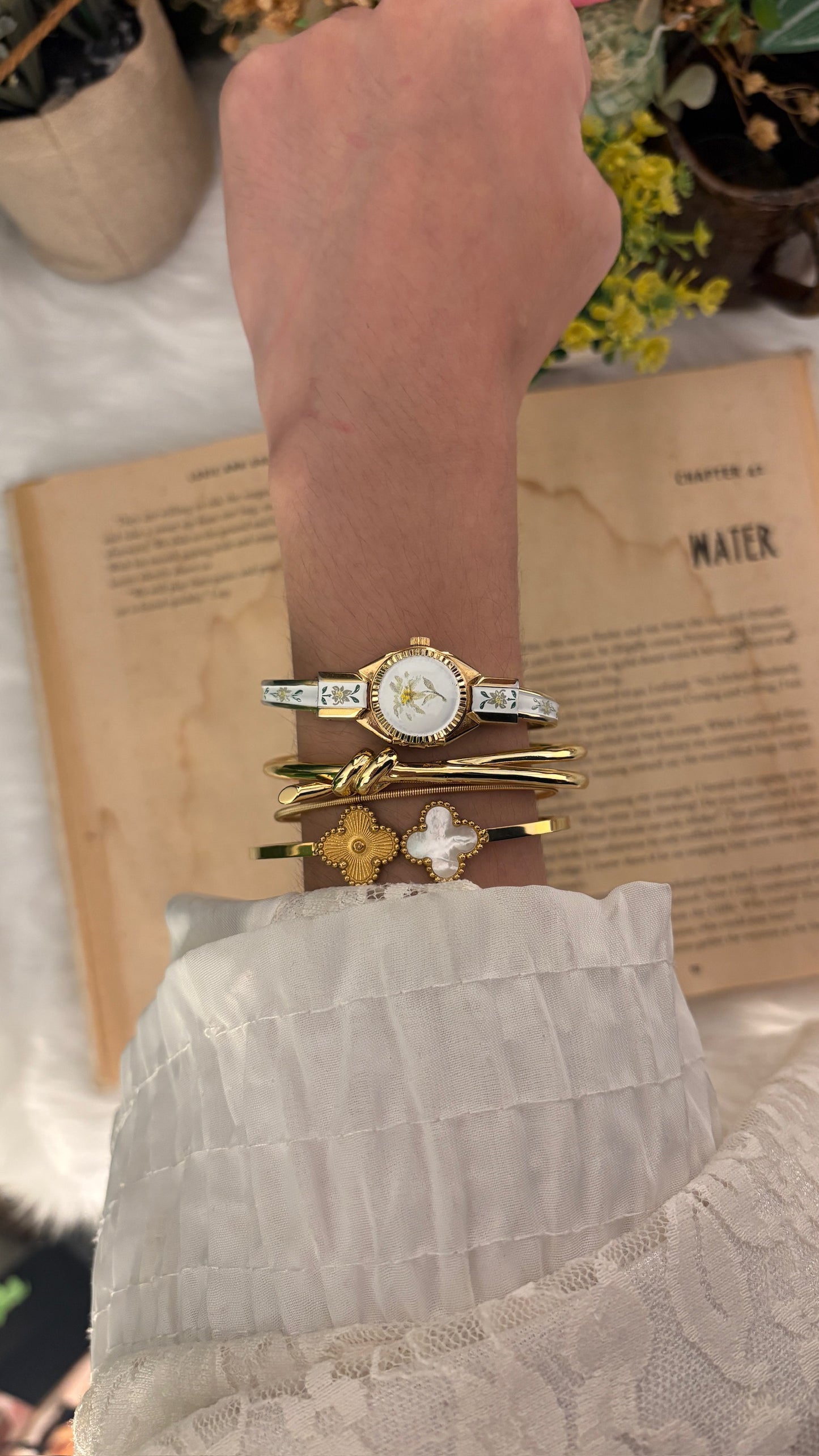 Rate Vintage Itraco Swiss White Peekaboo Watch in Gold Tone Quartz