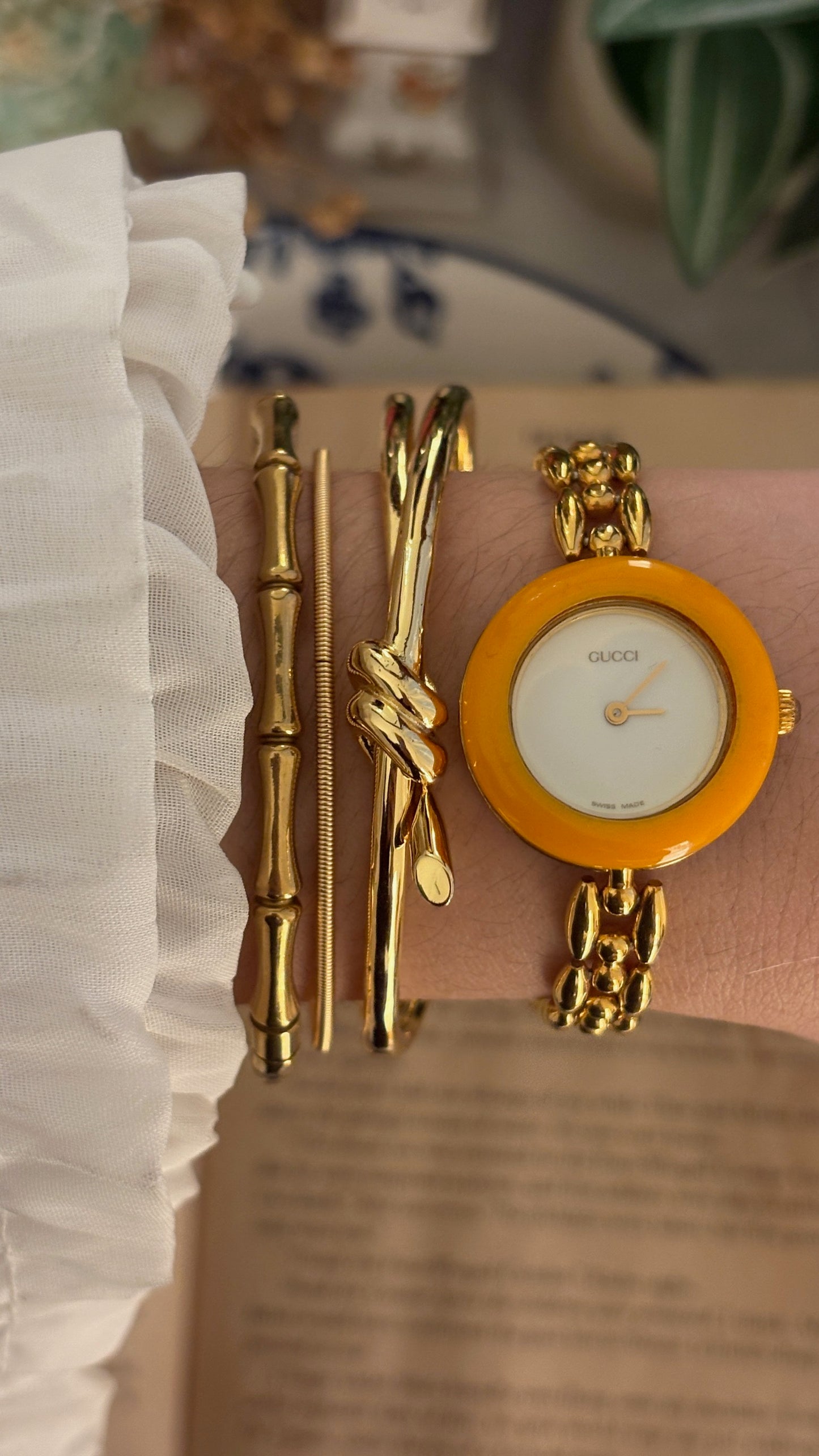 Rare Vintage Gucci Swiss Interchangeable Metal Bezel Rice Link Watch in Gold Tone Quartz