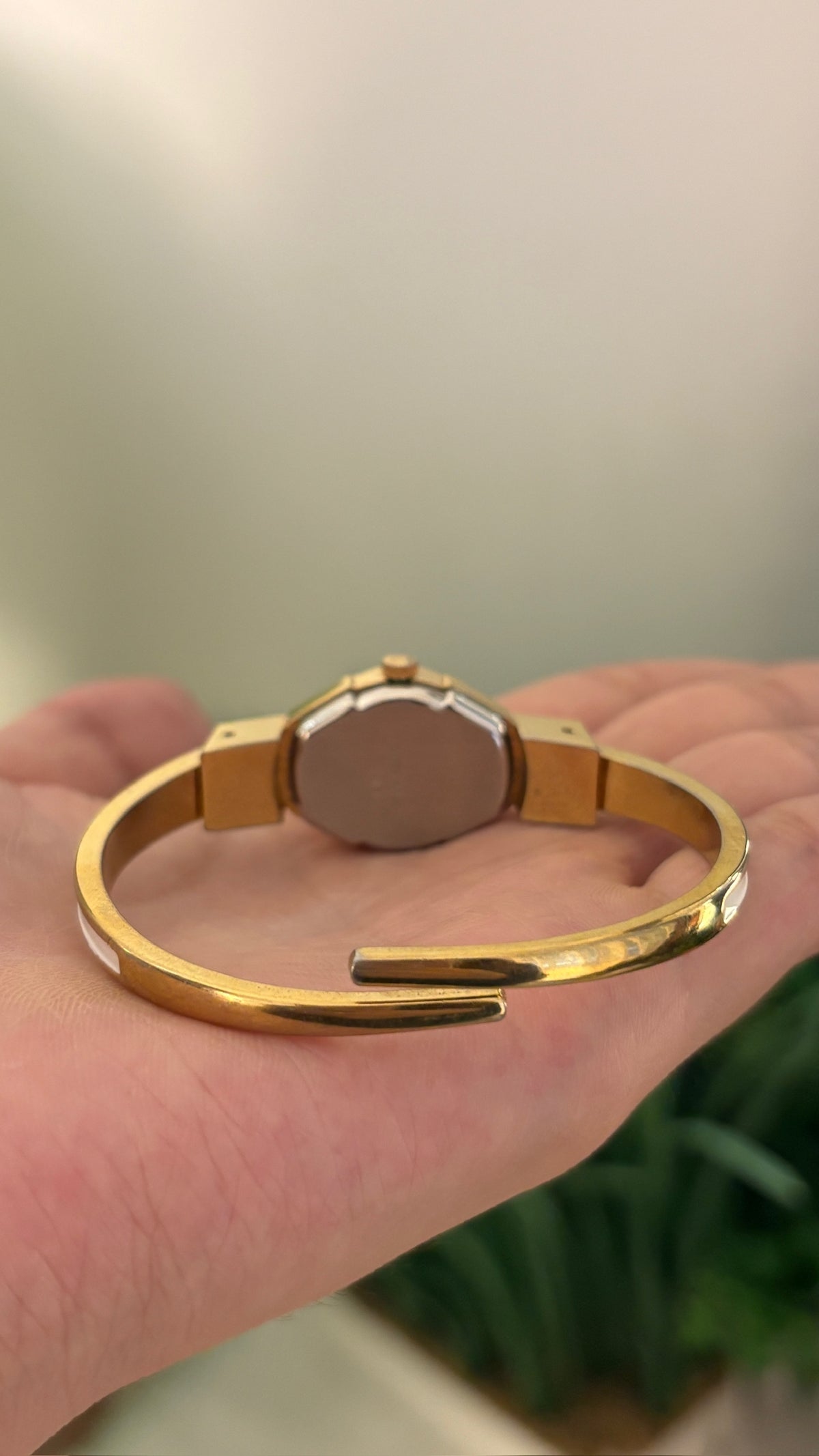 Rate Vintage Itraco Swiss White Peekaboo Watch in Gold Tone Quartz