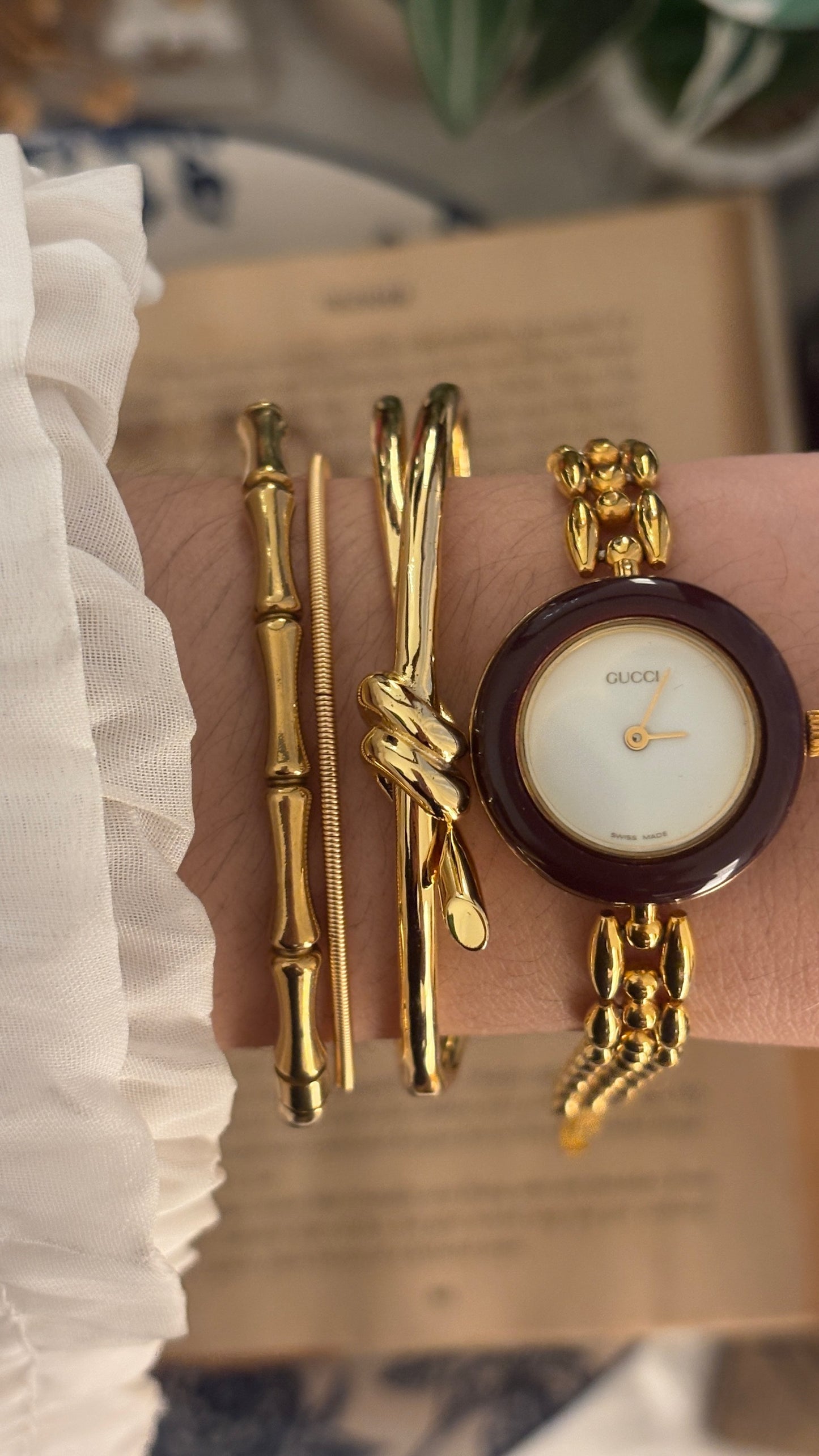 Rare Vintage Gucci Swiss Interchangeable Metal Bezel Rice Link Watch in Gold Tone Quartz