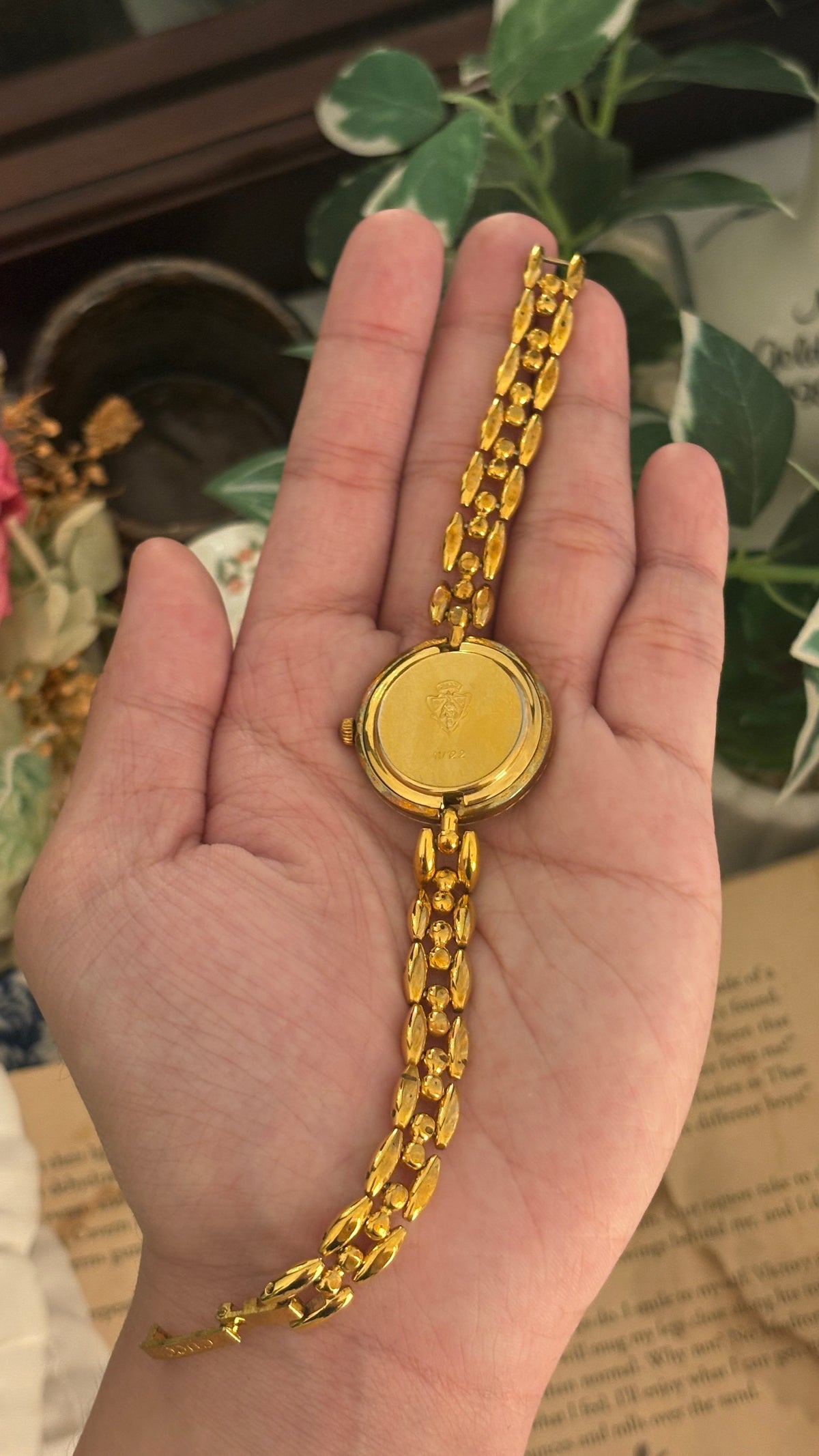 Rare Vintage Gucci Swiss Interchangeable Metal Bezel Rice Link Watch in Gold Tone Quartz